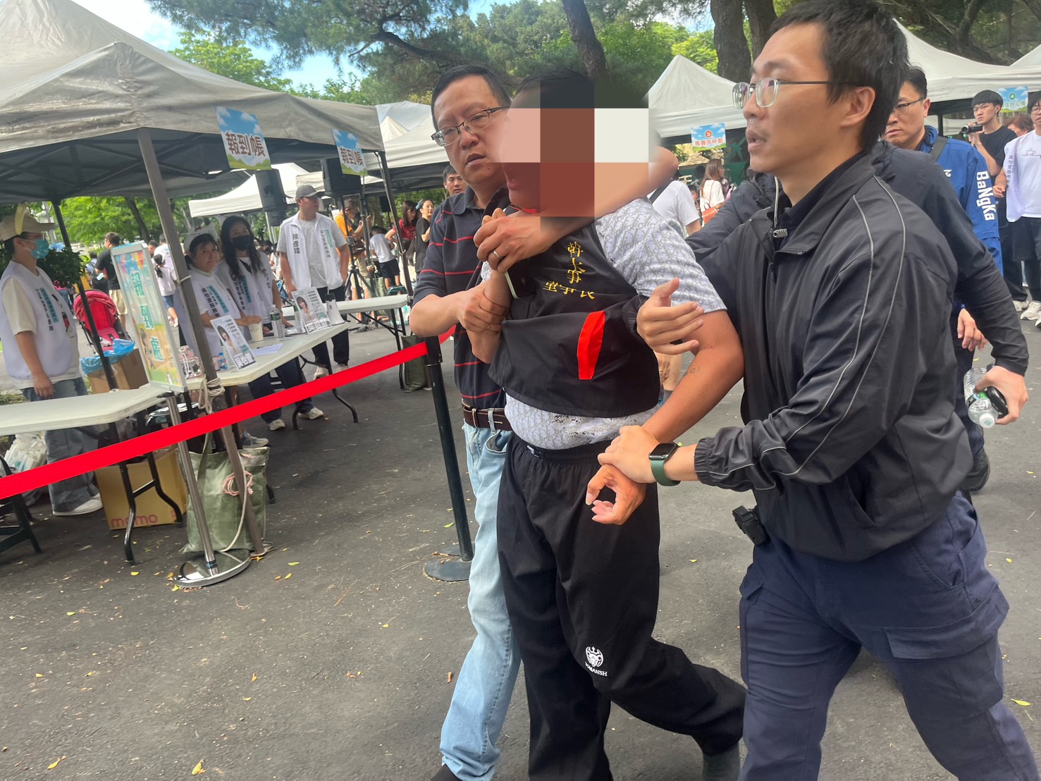 警方當場逮捕朝柯文哲扔擲雞蛋的網紅「吃屎哥」游姓男子。翻攝畫面