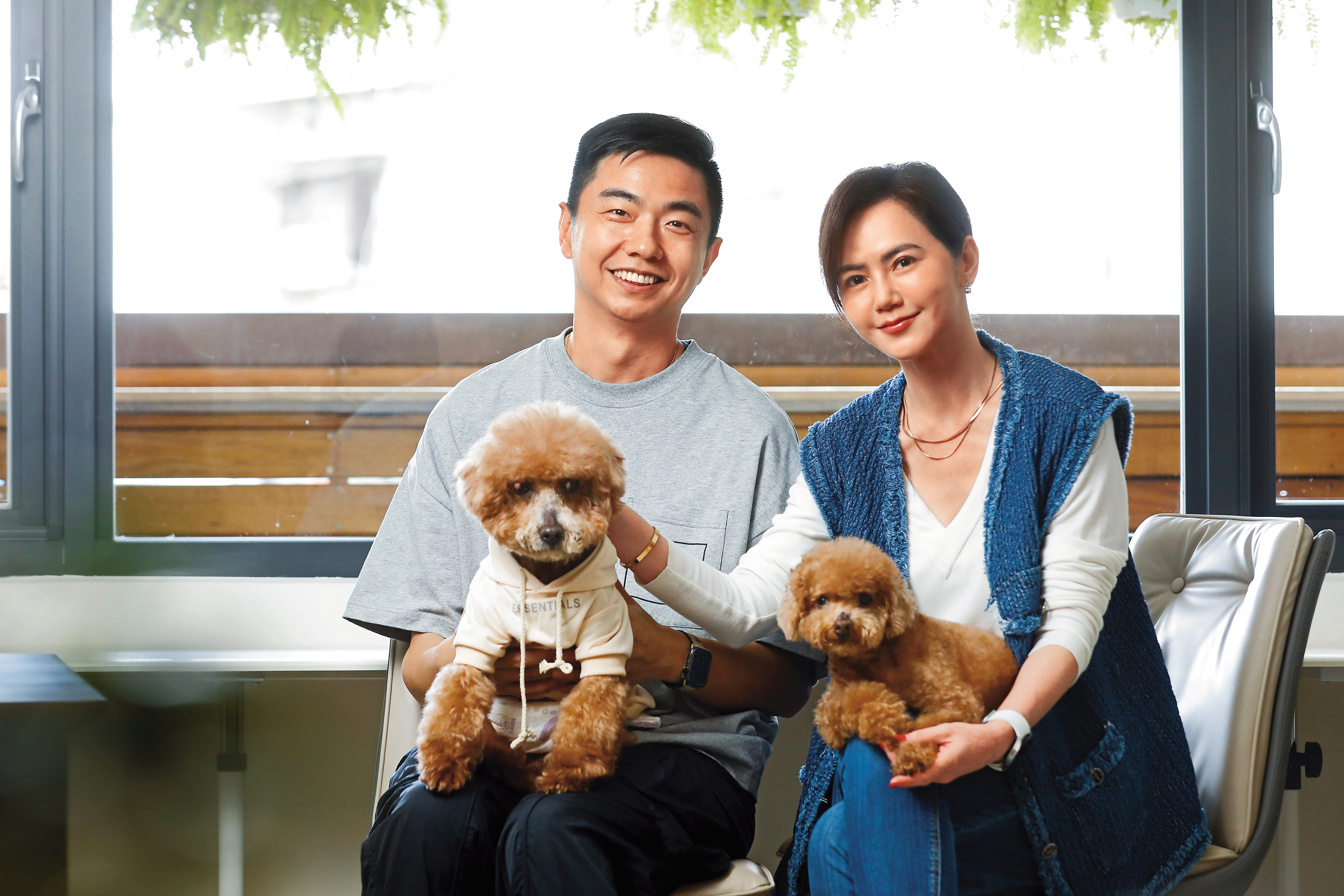 貓奴簡沛恩（後排右）帶著從收容所救援回來的貴賓犬Coco（前排左）和收養的Bingo（前排右）跟熊爸（後排左）見面。