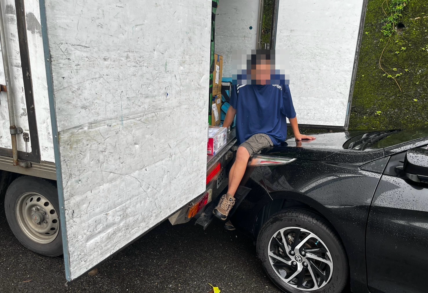 物流車司機被夾在兩車之間,動彈不得。(翻攝畫面)