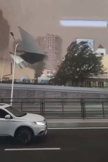 突如其來的強風暴雨和冰雹接力狂砸,高樓外牆磁磚與剝落物如紙片般在空中飛散。(翻攝自李老師不是你老師X)