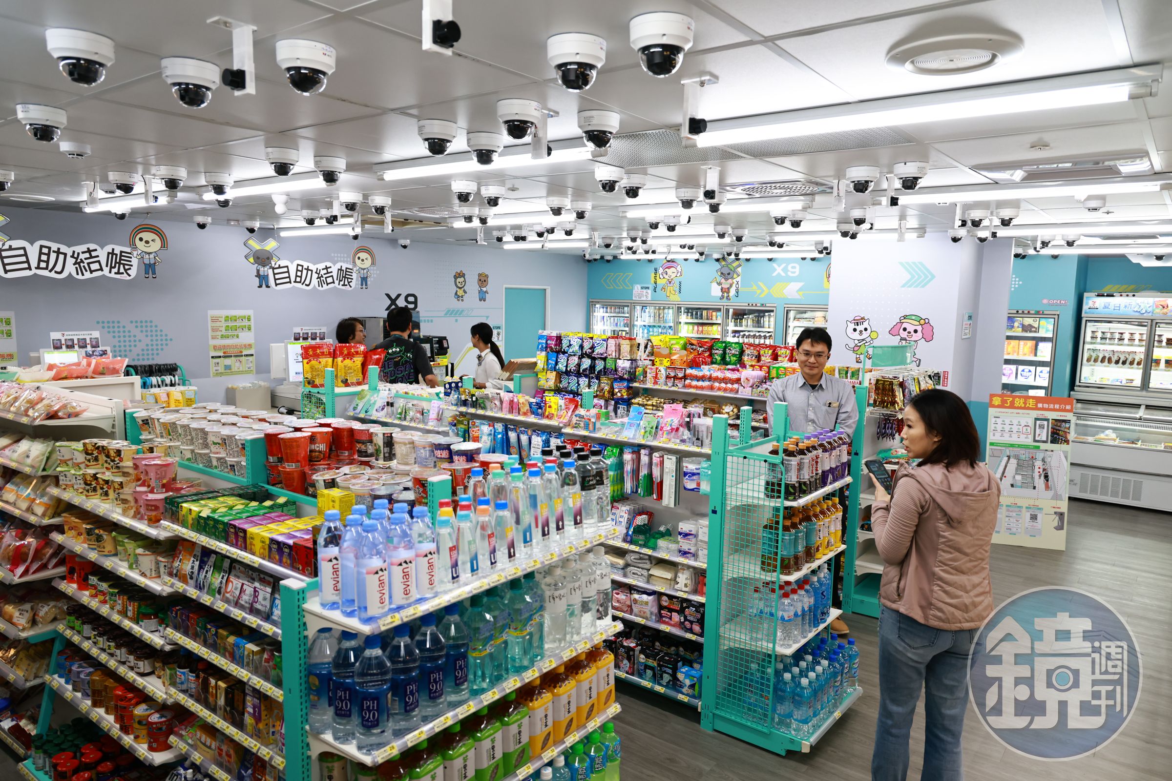 超商員工建議大家,別在店內員工休息室或倉庫進出門上的鏡子前逗留太久。(示意圖,本刊資料照)