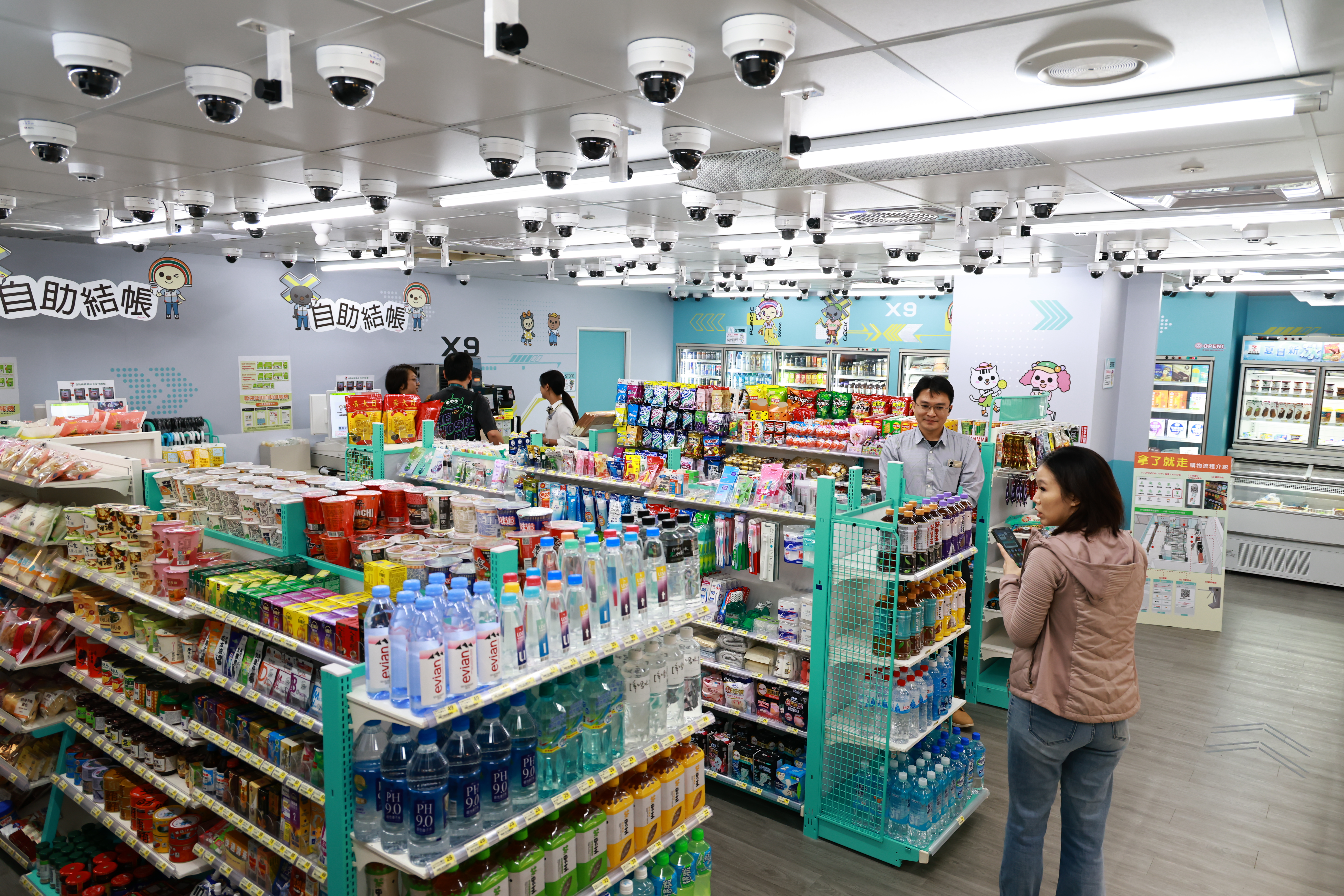 超商員工建議大家,別在店內員工休息室或倉庫進出門上的鏡子前逗留太久。(示意圖,本刊資料照)