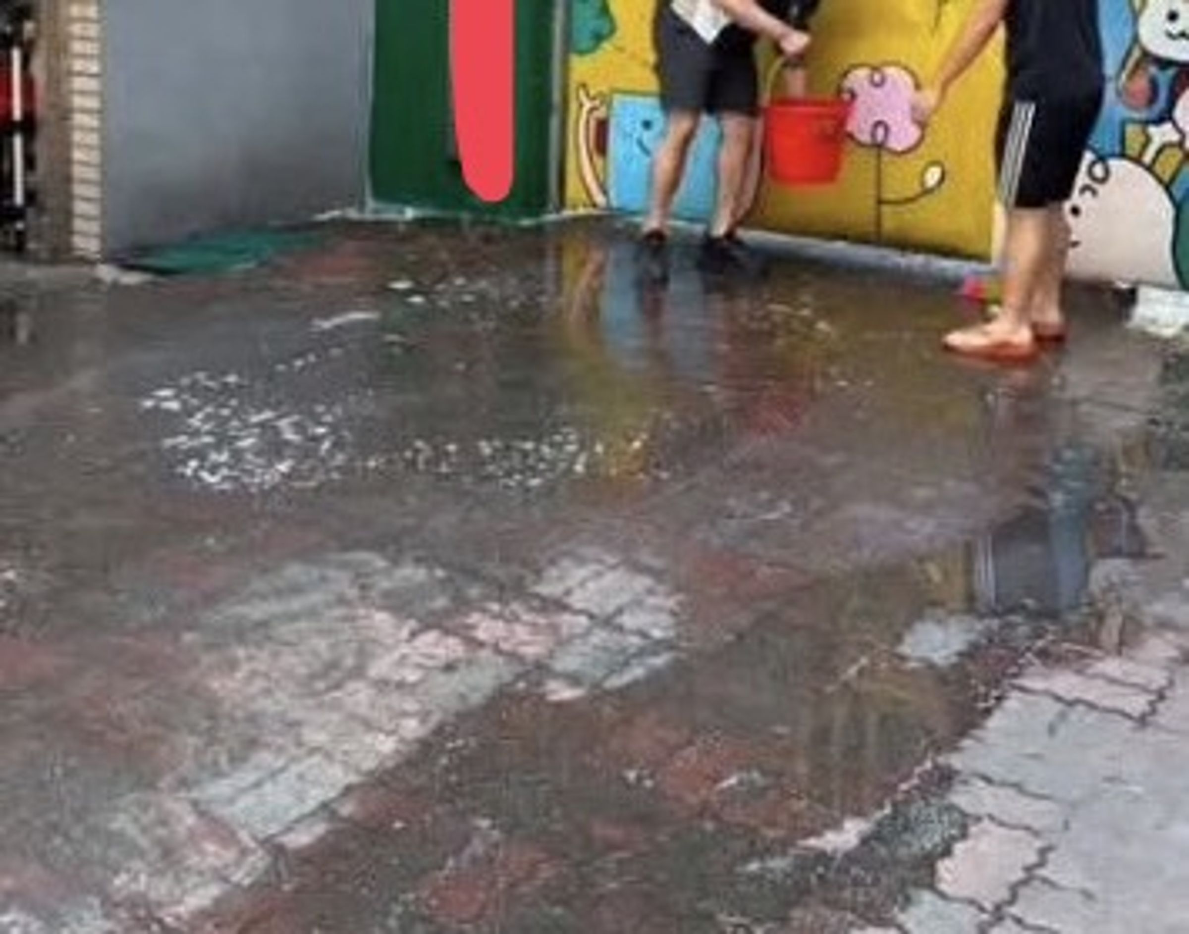 家長蛋洗幼兒園洩憤後不忘善後，清掃現場進行整理。(翻攝臉書)