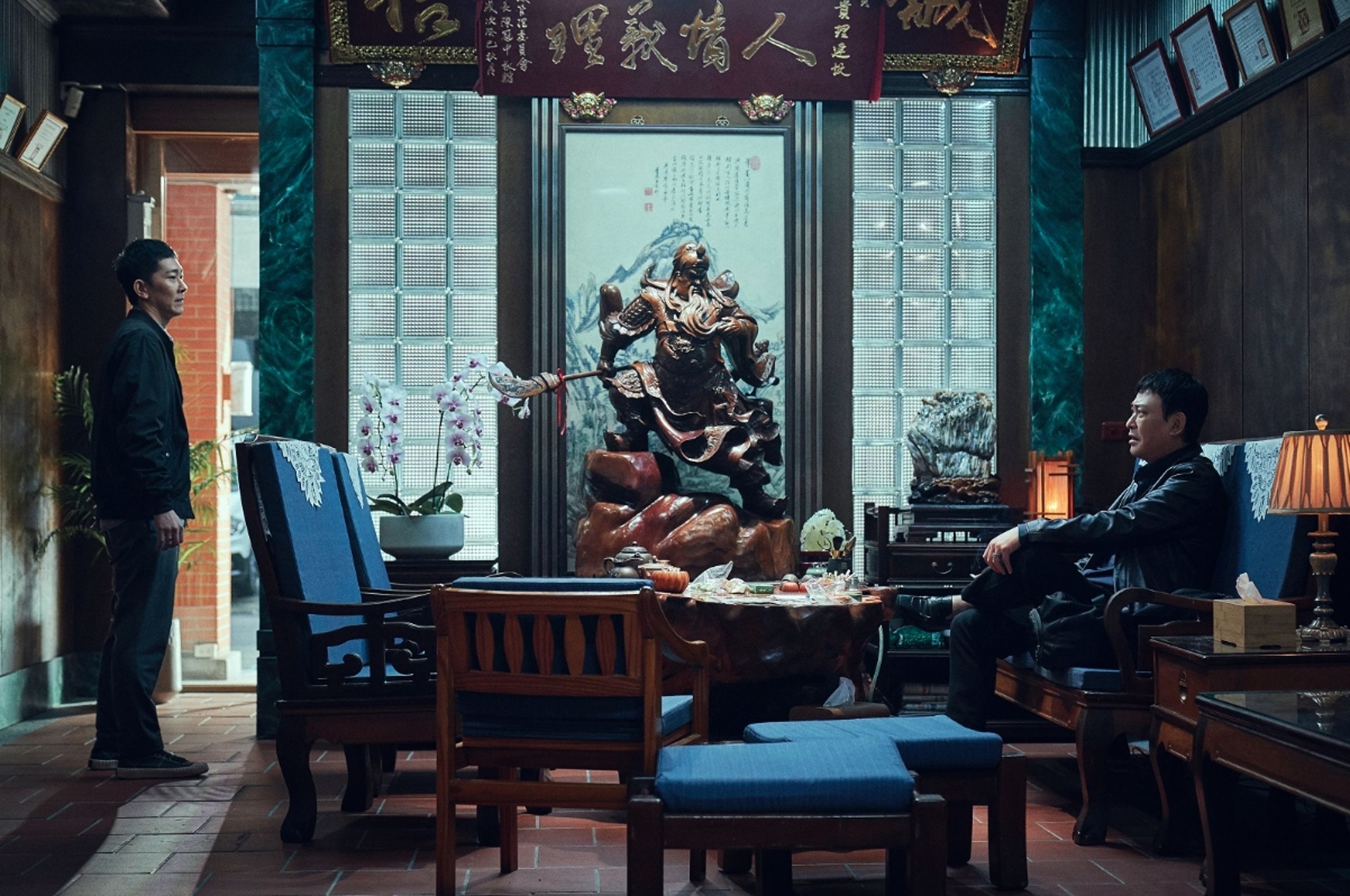 施名帥（左）片中希望加入「仁哥」王識賢（右）的幫派。（曼尼娛樂提供）