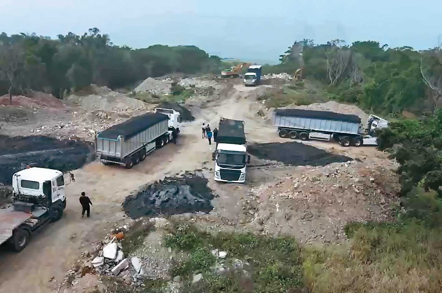 檢警在台中市龍井區山坡地一帶破獲大型土尾場。（中檢提供）