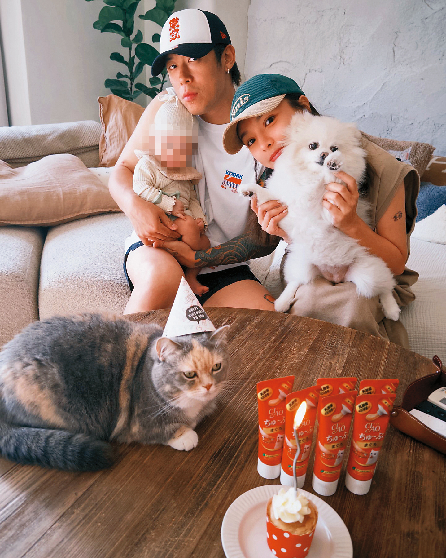 玖壹壹的健志(左)當爸爸後判若兩人。右為老婆Mia。(翻攝自Mia IG)