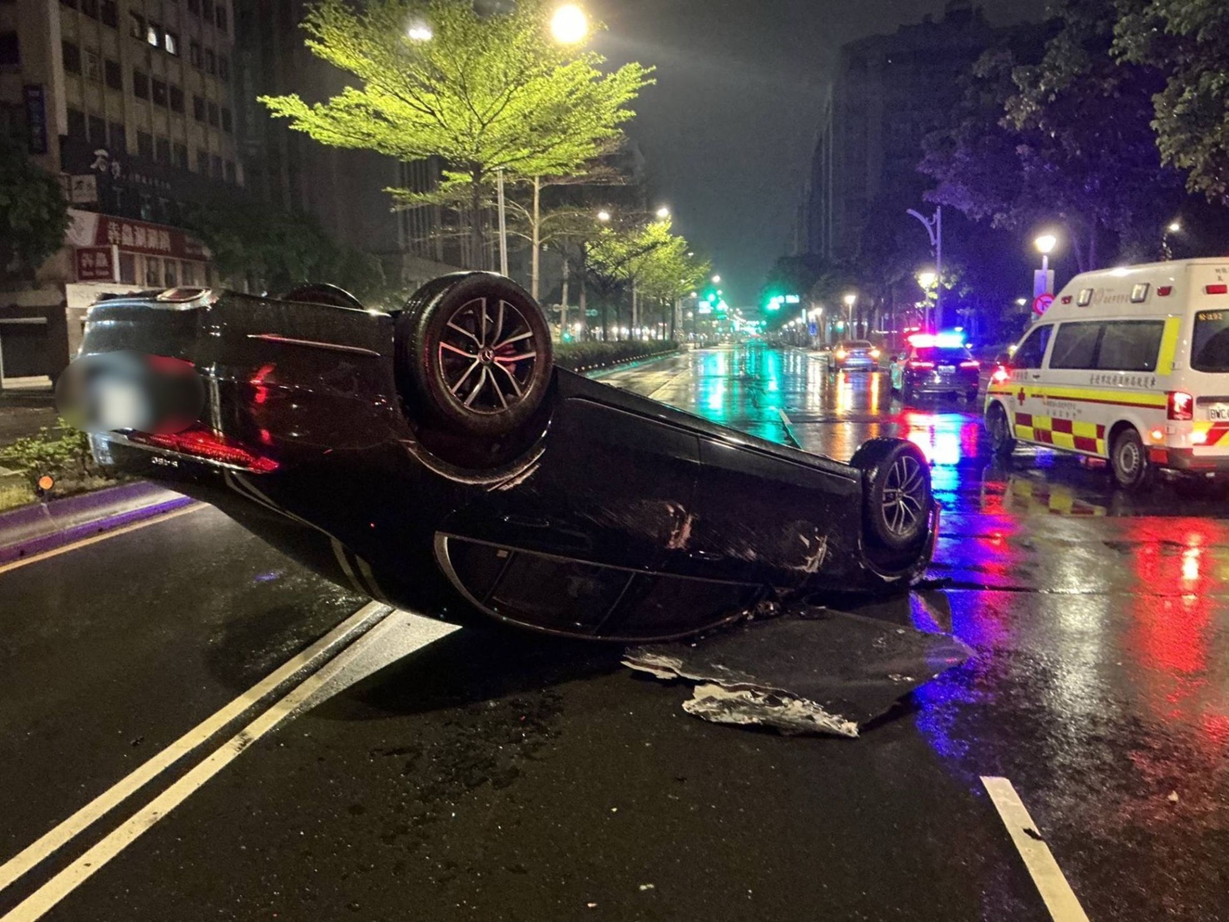王姓男子今日凌晨酒後駕駛黑色賓士，在松江路碰撞路旁工程車，導致黑色賓士當場翻覆，但無人受傷。（翻攝畫面）
