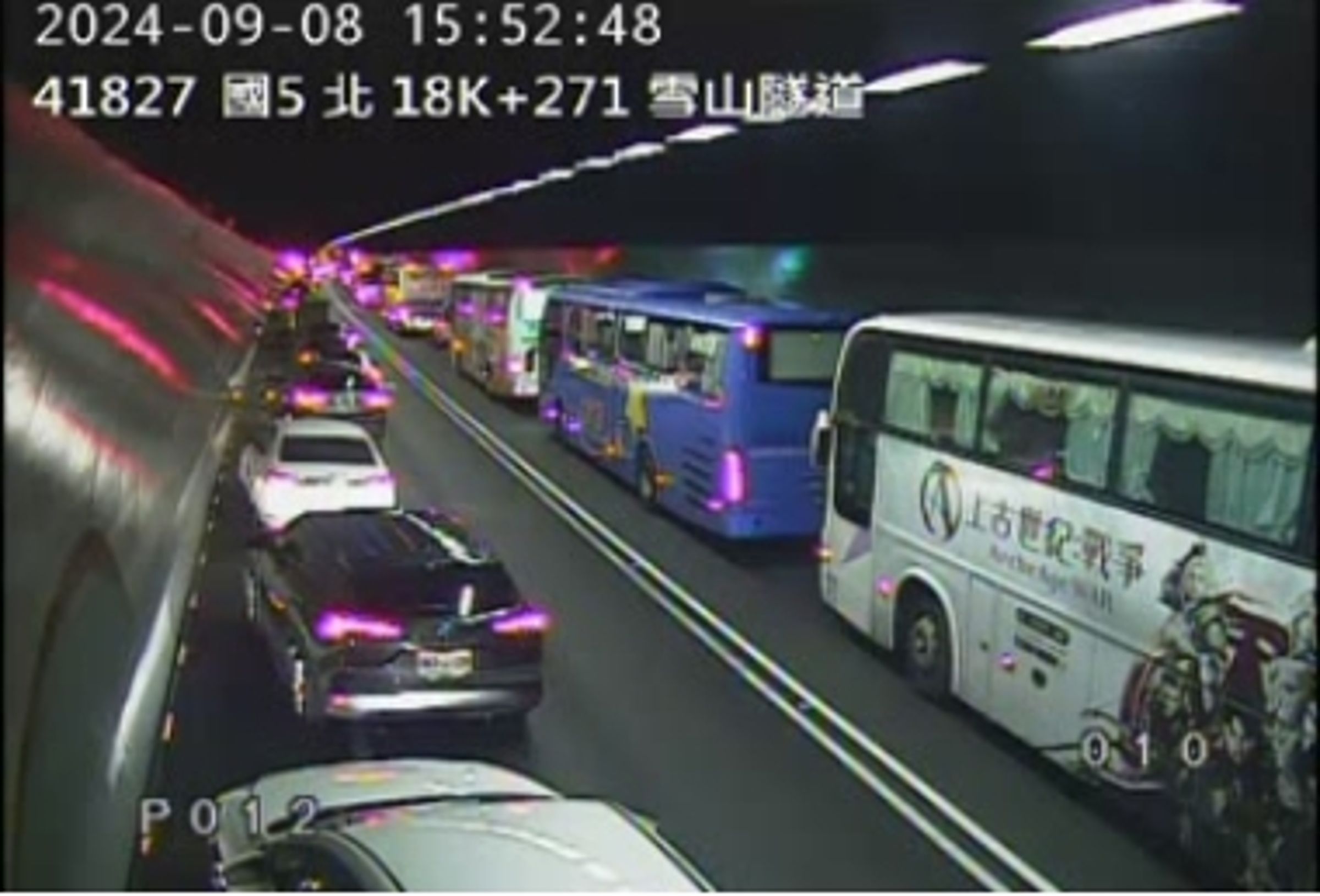 國5北向雪隧17.8K發生一台小客車火燒車,造成雪隧一度雙向封閉。(翻攝自高速公路1968網頁)