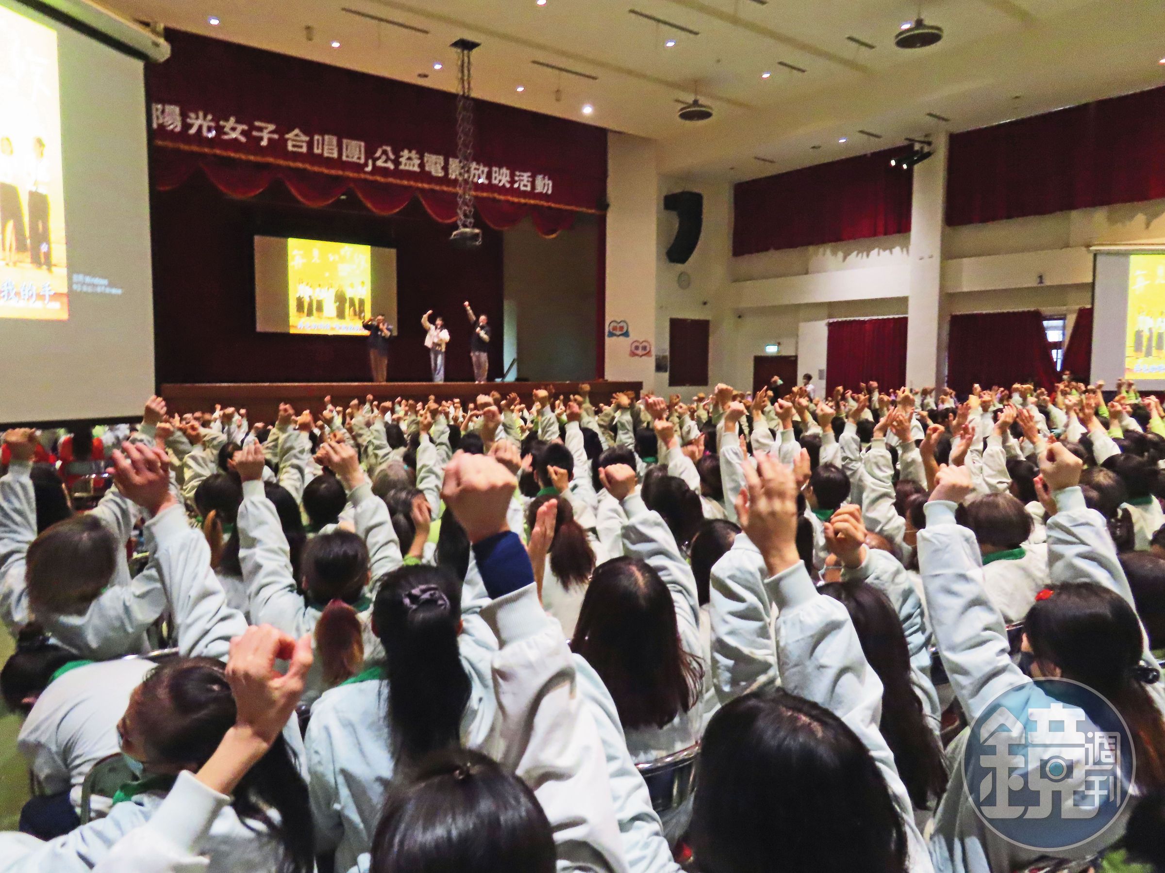 女收容人爭相舉手,欲向導演、編劇和演員分享她們觀賞完電影後的感想。(鄧玉瑩攝)