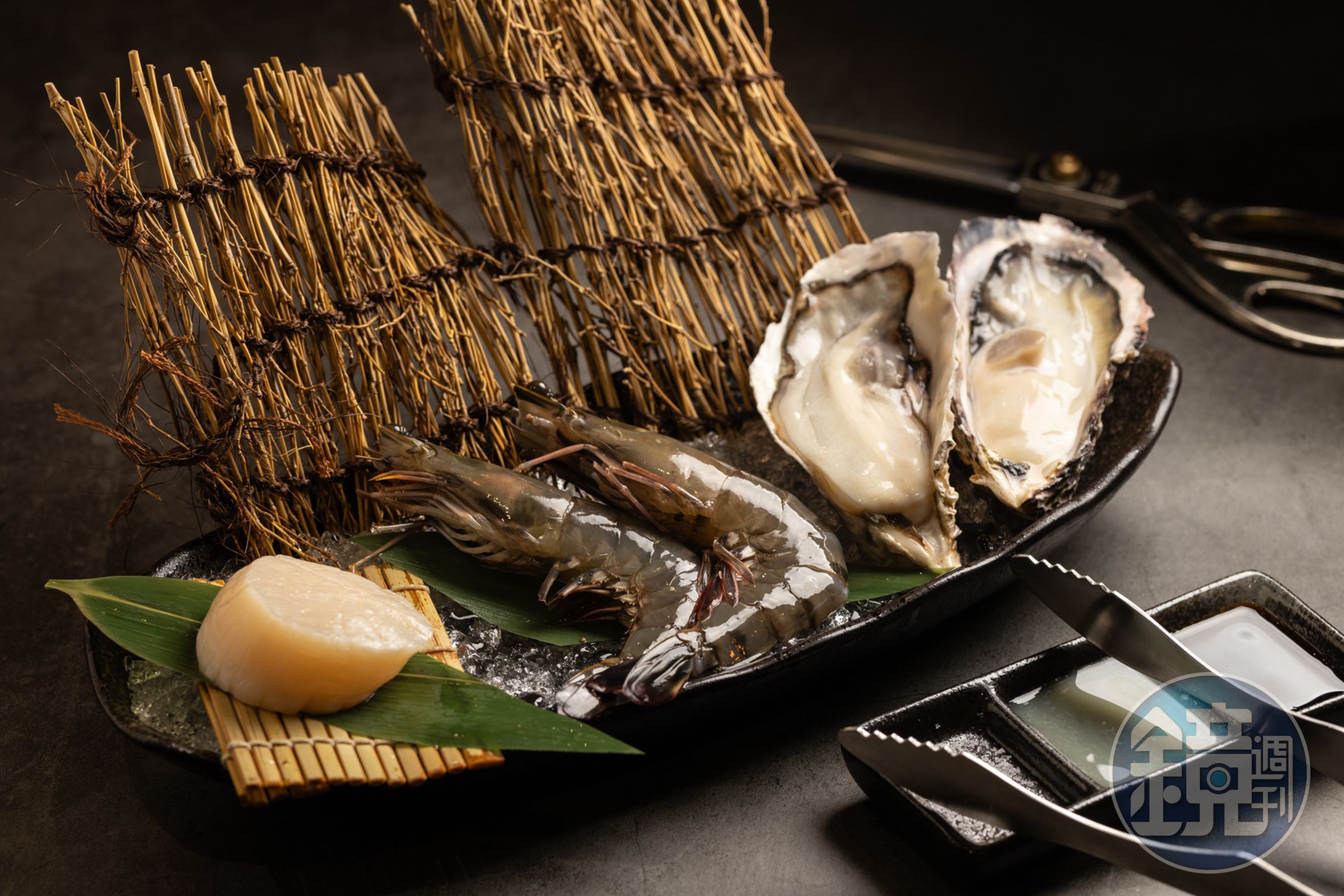 雖然以肉為主打，但是海鮮類同樣出色（左起，生食級大干貝220元／顆、深海大草蝦220元／2隻、日本生蠔300元／顆）