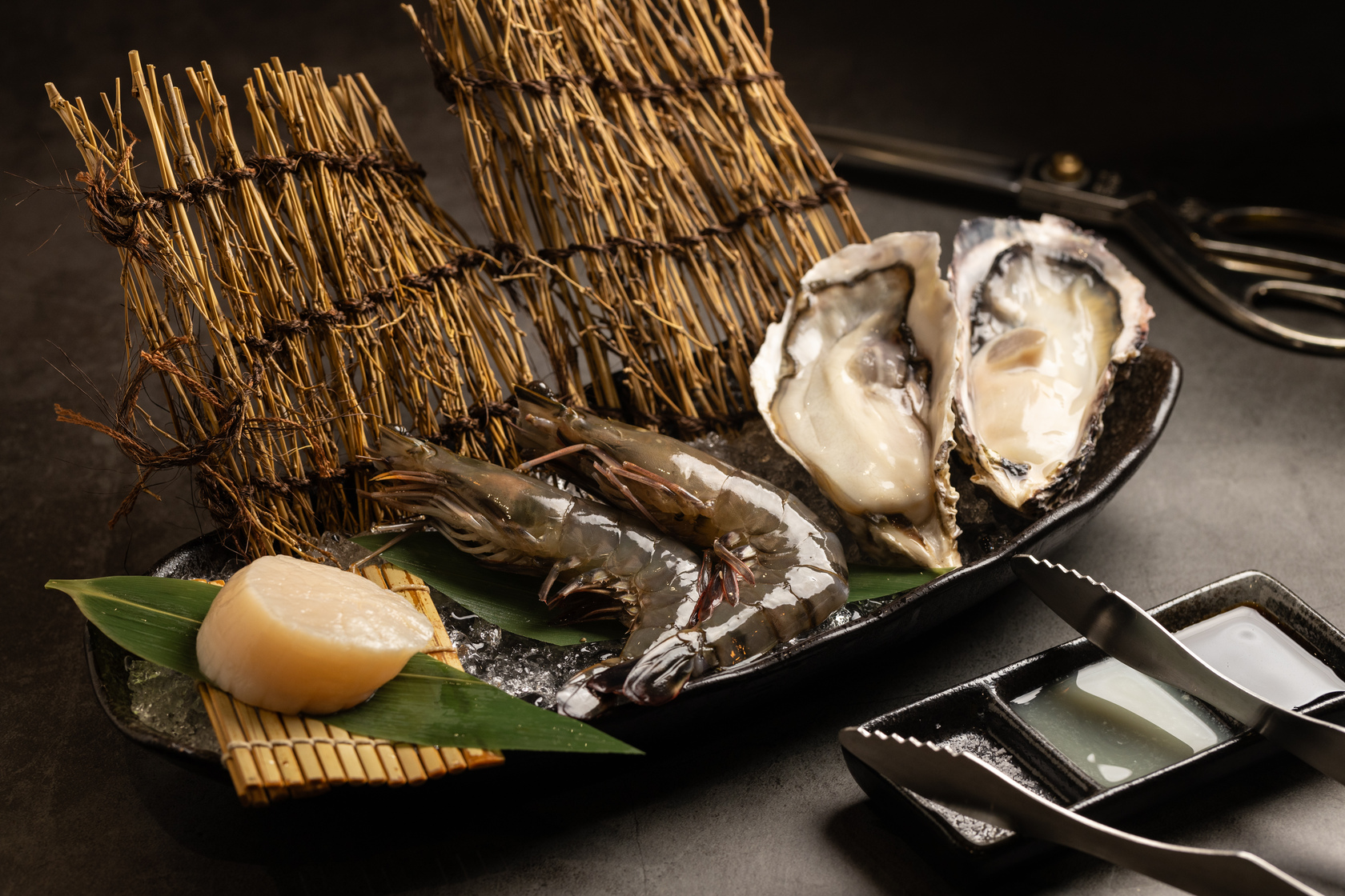 雖然以肉為主打，但是海鮮類同樣出色（左起，生食級大干貝220元／顆、深海大草蝦220元／2隻、日本生蠔300元／顆）