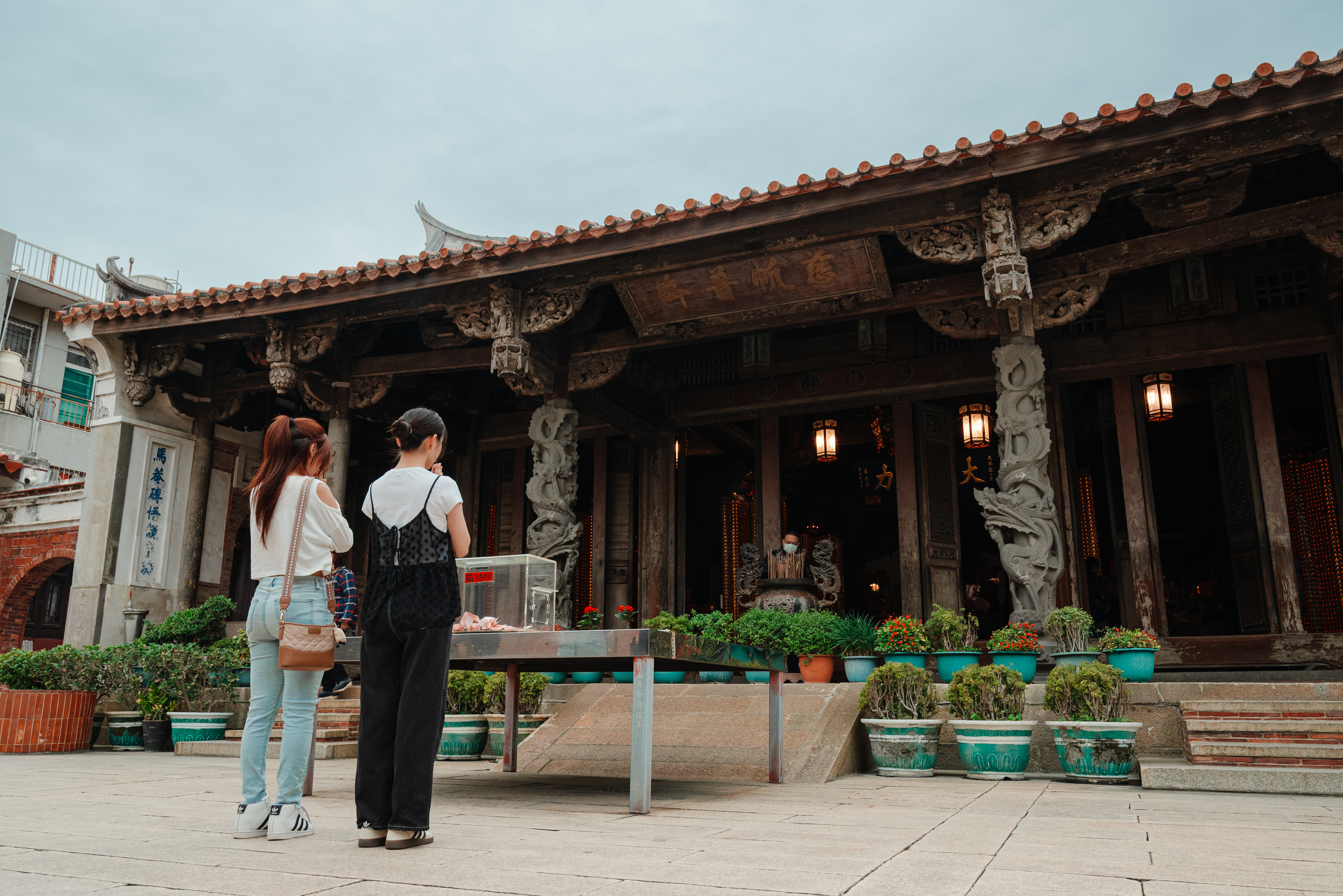 鹿港龍山寺約於清乾隆41年（西元1776），為台灣具高度藝術價值的寺廟建築。
