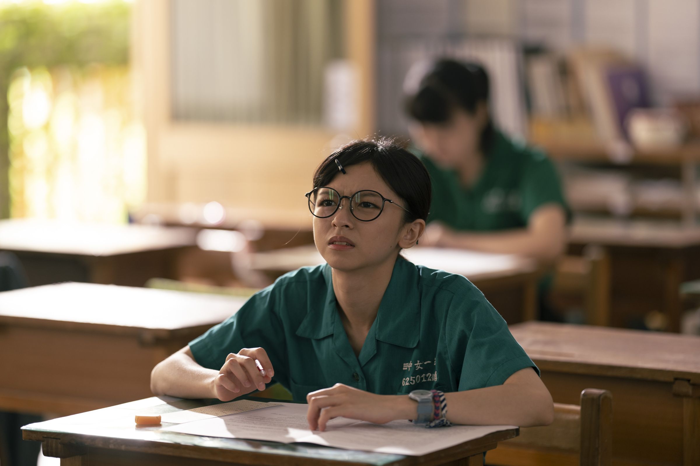 青春校園電影《夜校女生》中，陳姸霏因交換制服體驗到不一樣的學生生活。（興揚電影提供）