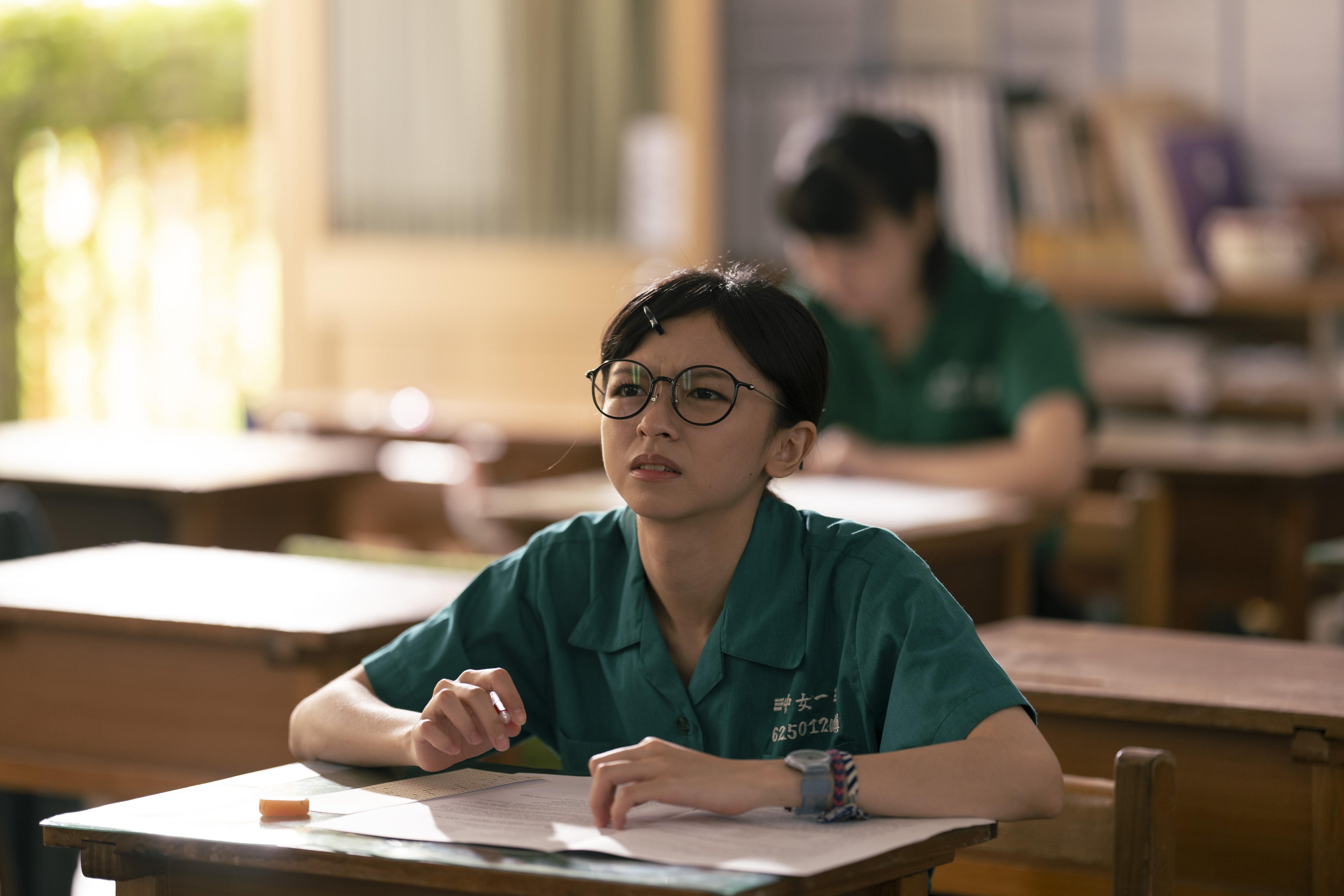 青春校園電影《夜校女生》中，陳姸霏因交換制服體驗到不一樣的學生生活。（興揚電影提供）