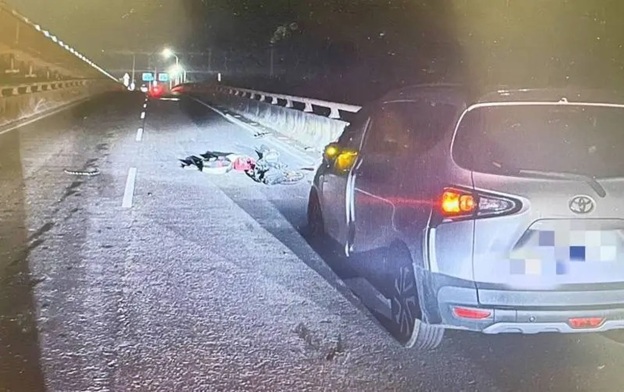 82歲的周姓老翁25日誤闖台61線快速道路，在夜間遭後方自小客碰撞身亡，家屬想知道更多車禍細節，透過社群發文尋求關鍵畫面。（警方提供）