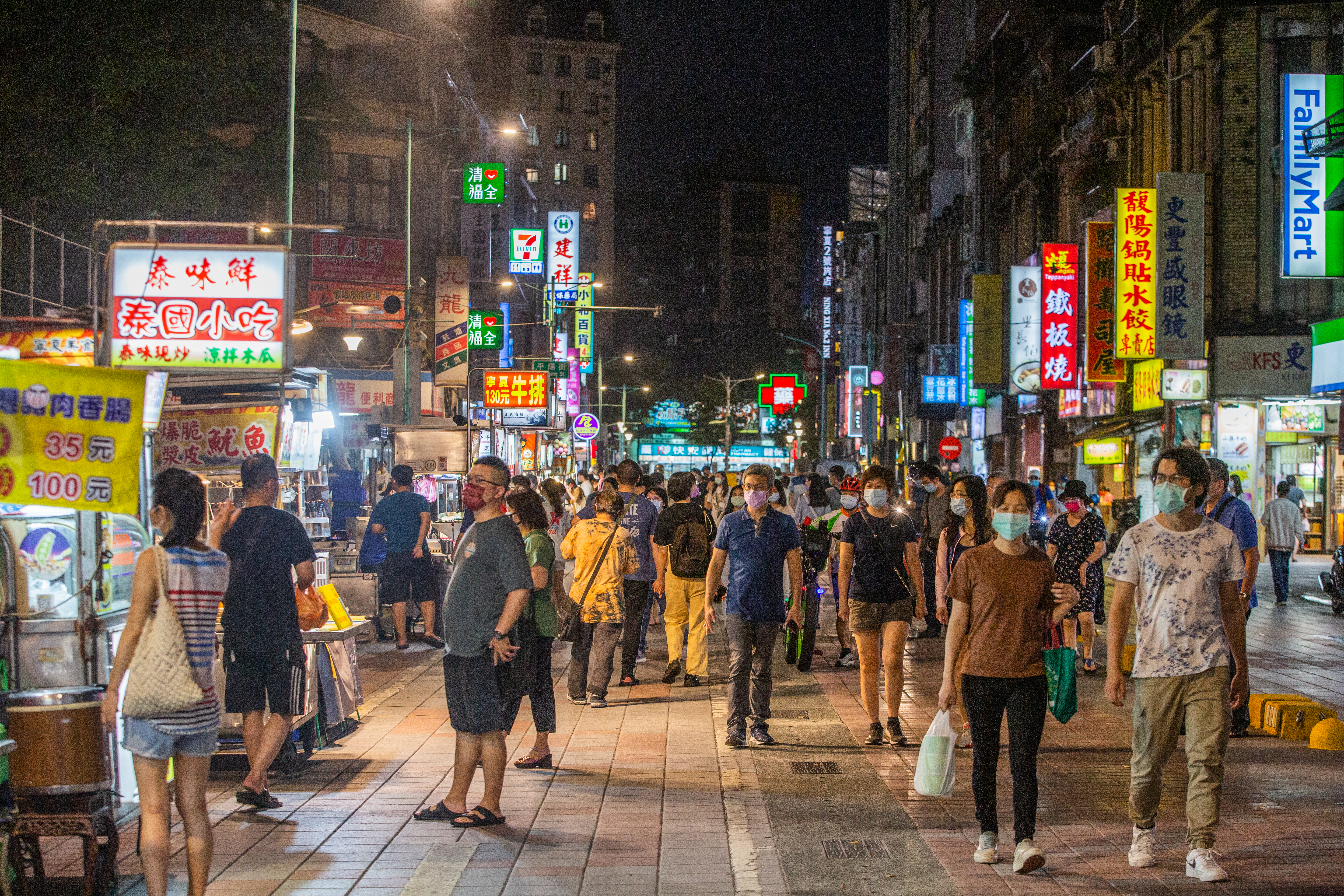 有位網友提到自己跟曖昧的對象逛夜市時，對方把掉在地上的100元撿起來放進口袋，讓她瞬間感到很解。（示意圖，本刊資料照）