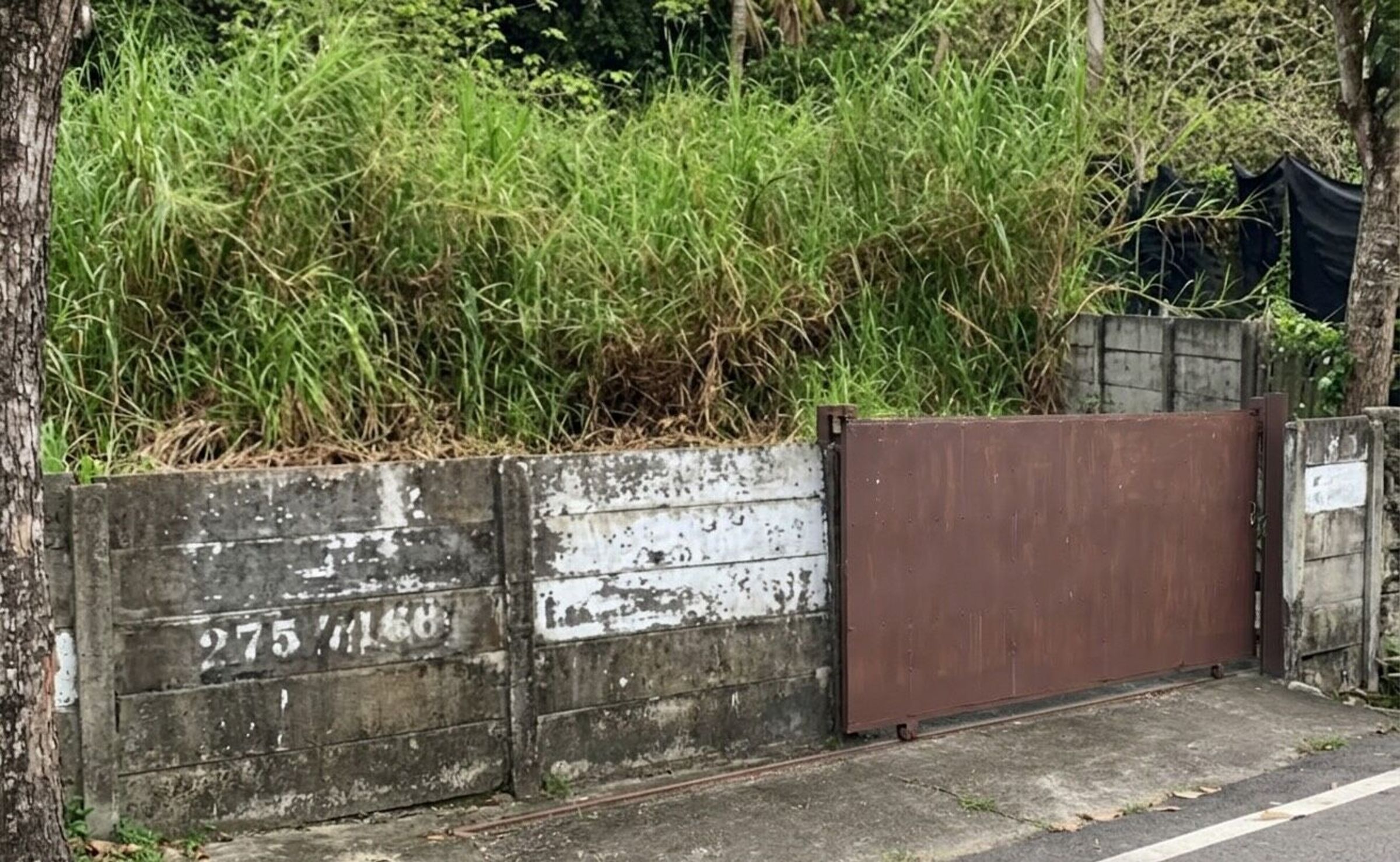 嘉義縣中埔鄉11日發生一起電動鐵門夾人致死意外，57歲陳姓男子前往洽談倉庫租賃事宜，離開時不慎遭鐵捲門夾住胸頸部，受困一個半小時後送醫不治。（翻攝畫面）