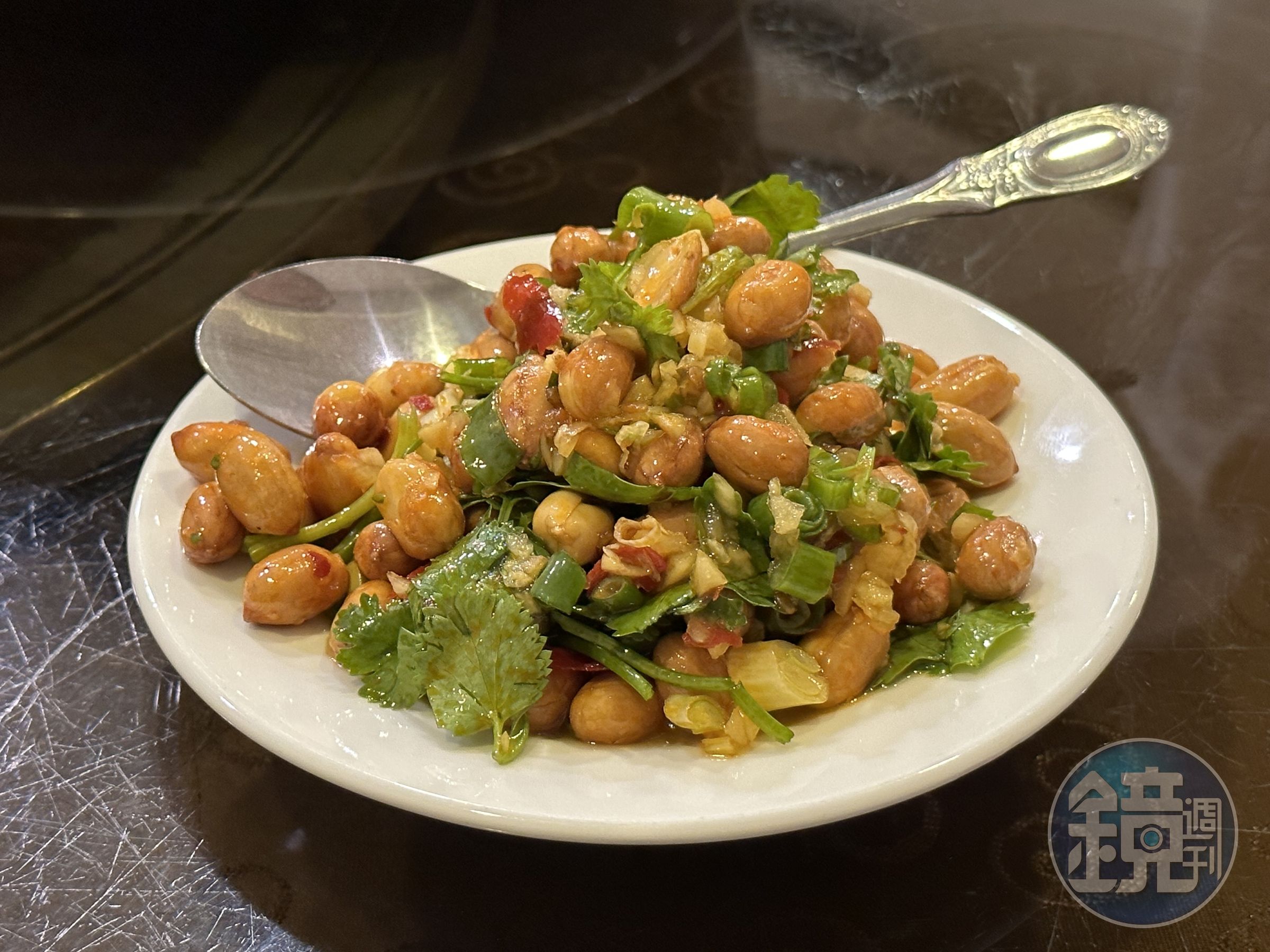 「疑難雜症」現點現拌，才會呈現花生爽脆的口感，辛香料下得足，相當涮嘴。（150元／份）
