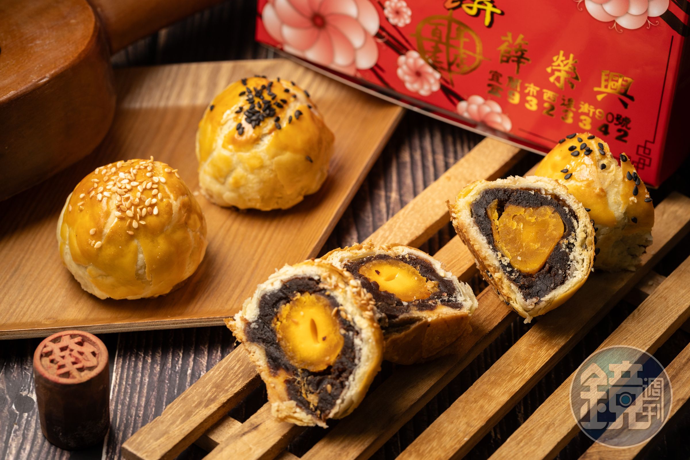 蛋黃酥僅有「棗泥」與「紅豆」兩種，古早味內餡包裹著紅土鹹鴨蛋。（皆55元／個）