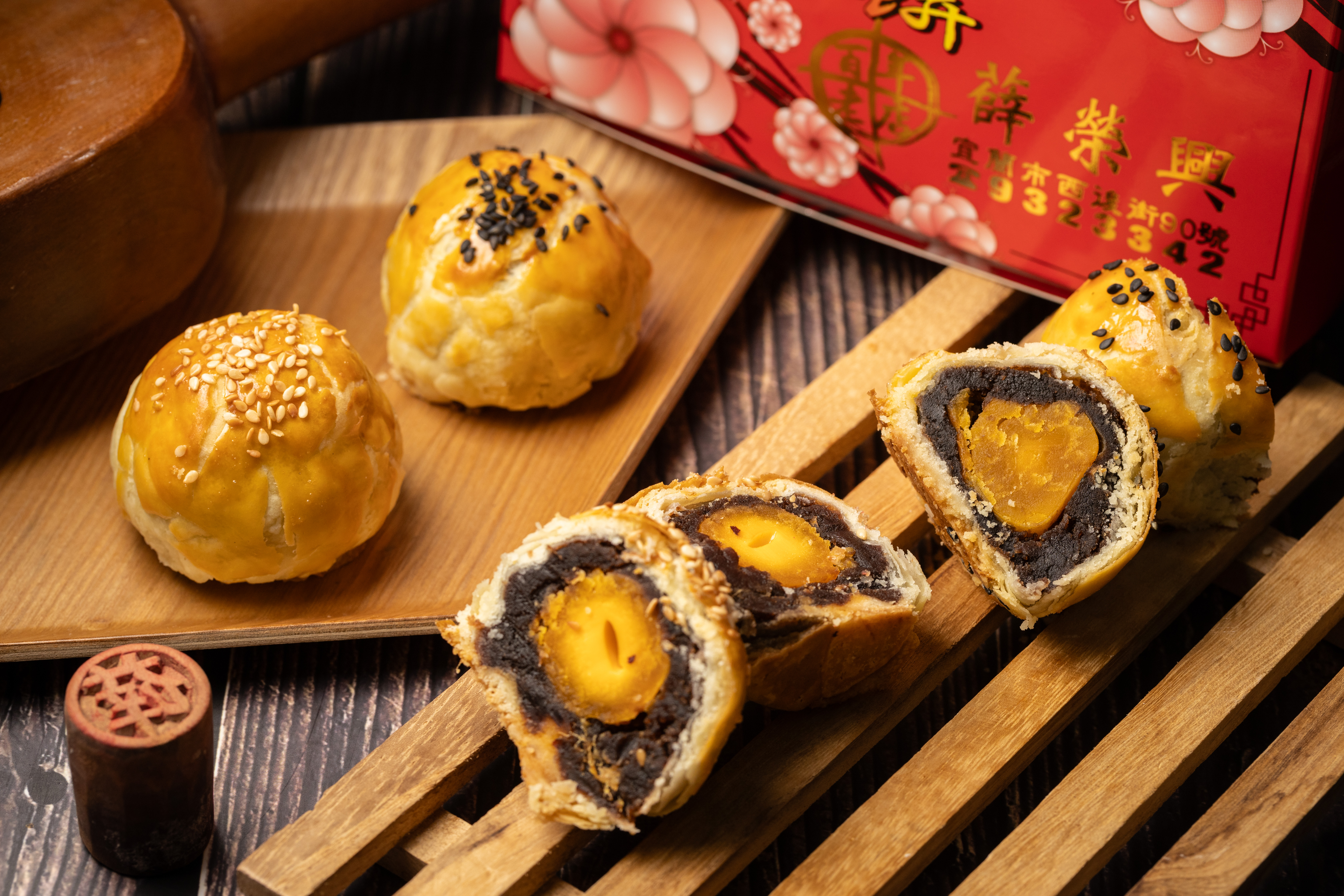 蛋黃酥僅有「棗泥」與「紅豆」兩種，古早味內餡包裹著紅土鹹鴨蛋。（皆55元／個）
