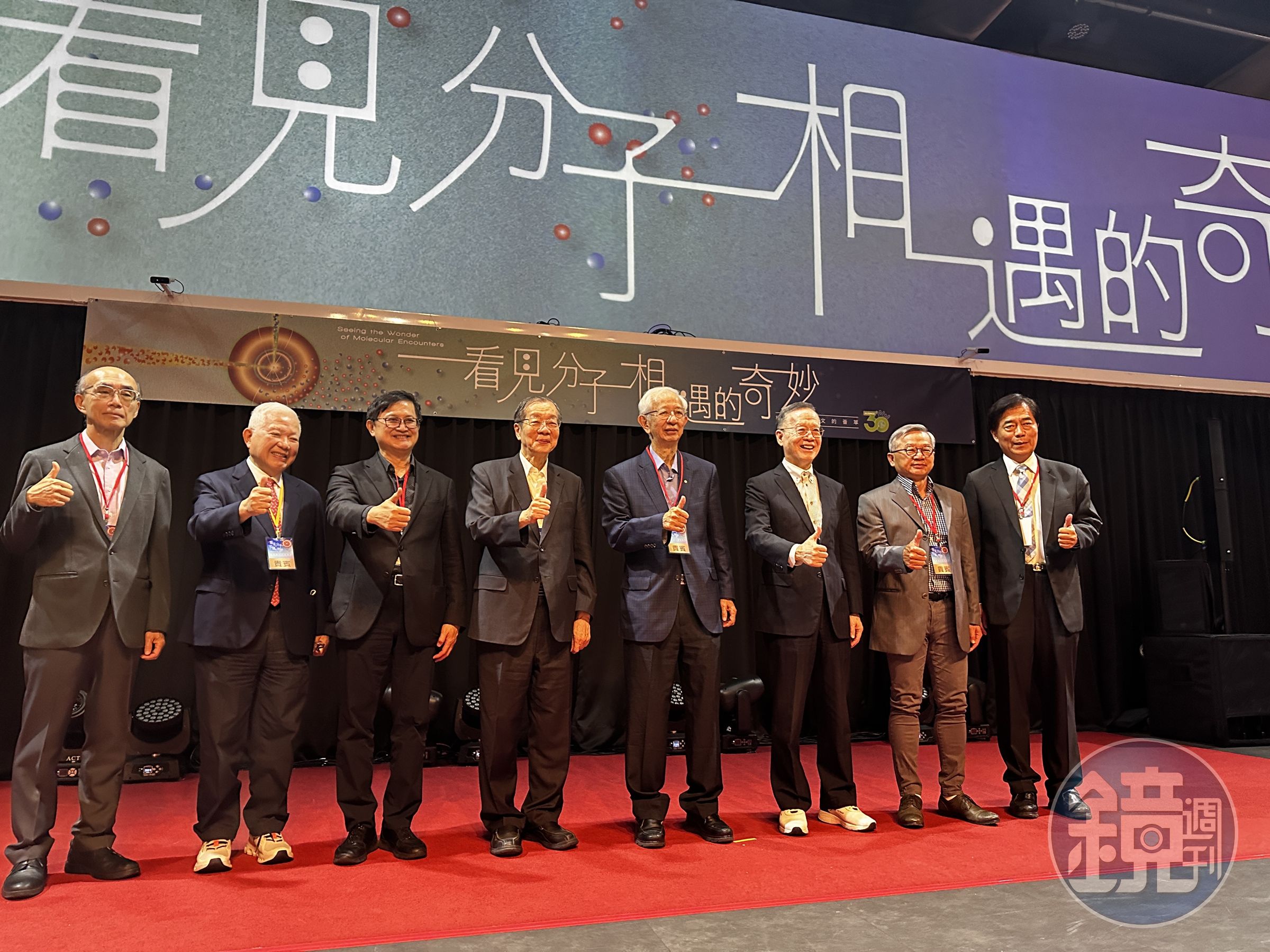 中研院與遠哲科學教育基金會推出「從大氣化學看人類永續 」活動，和碩董事長童子賢（左三）應邀出席「永續大師論壇」發表看法。