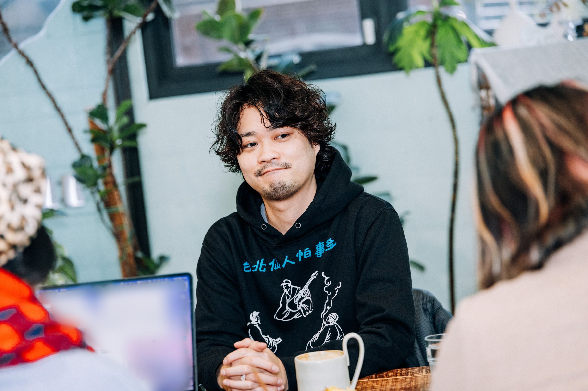 鈴木龍也導演靠著一部iPad，耗時1年半創作《無名の人生》從零到有，期間靠著媽媽的料理撐過來，完成後也讓媽媽與姊姊搶先看自己的心血。（佳映娛樂提供）