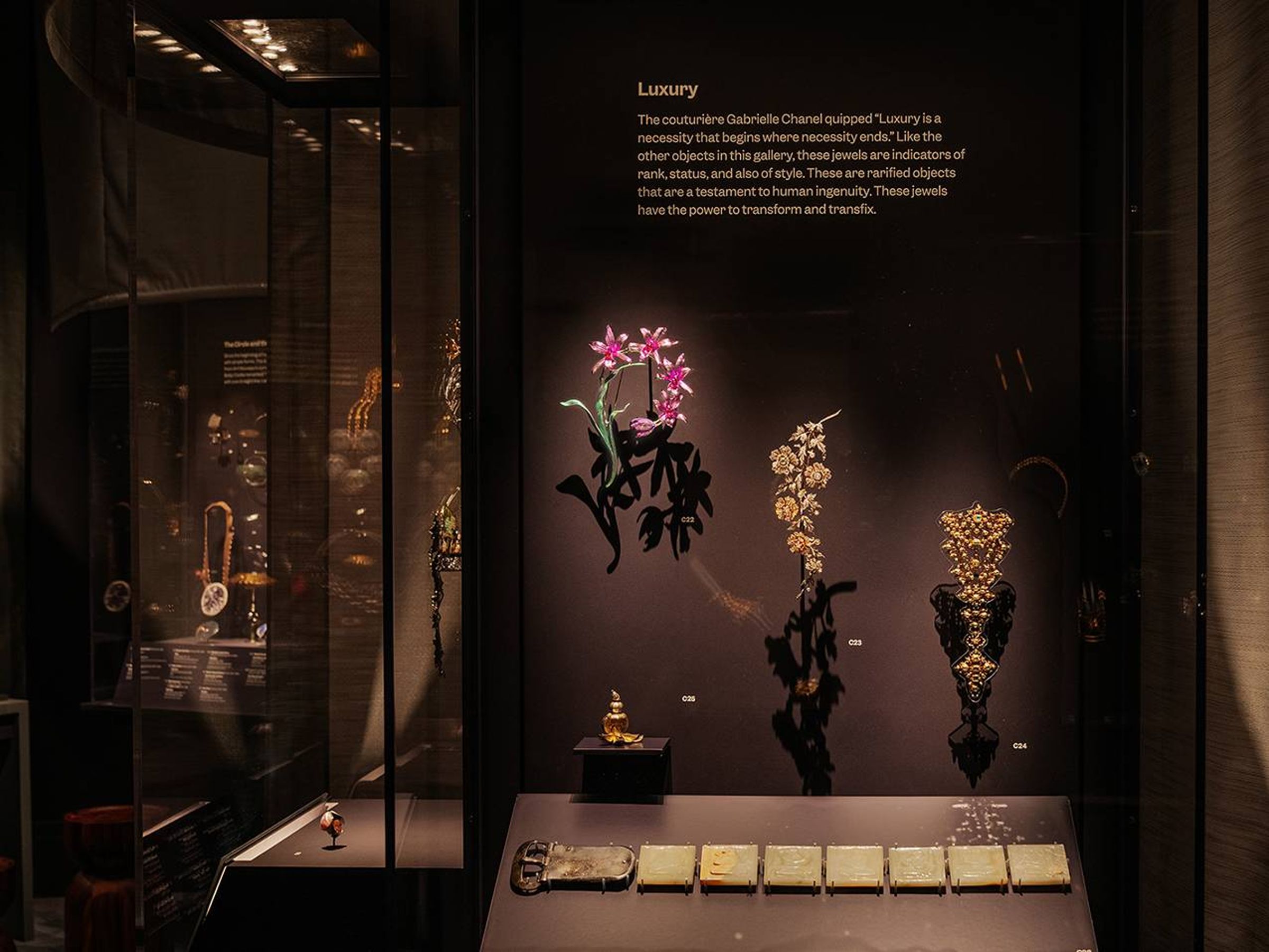 Anna Hu以珠寶作品展現東方美學與西方工藝的完美融合,獲得世界級博物館的青睞。