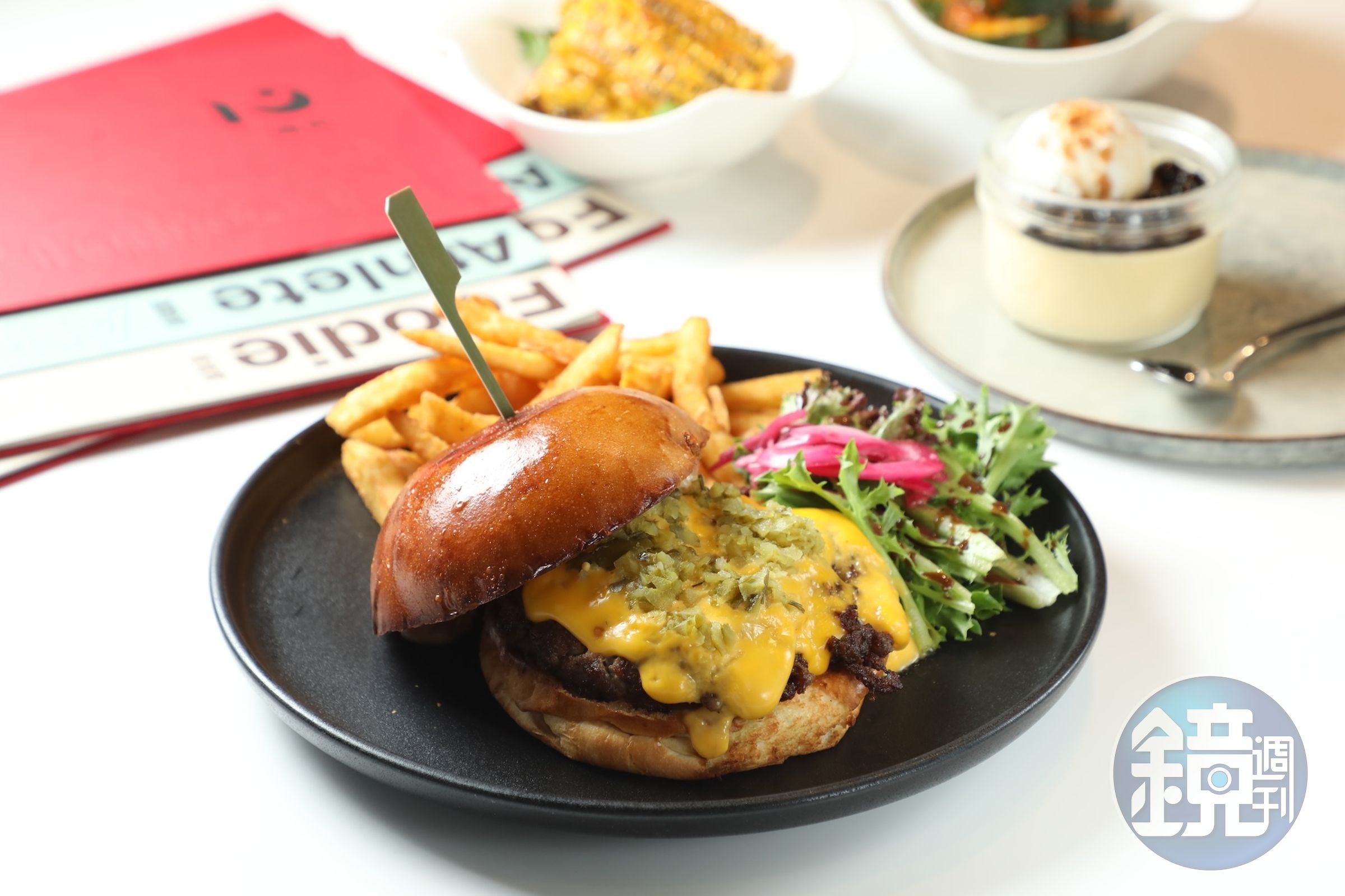 「Double Smash焦脆雙牛堡」搭配特製起司醬與酸香配料，重現美國Smash Burger的經典魅力。（440元／份）
