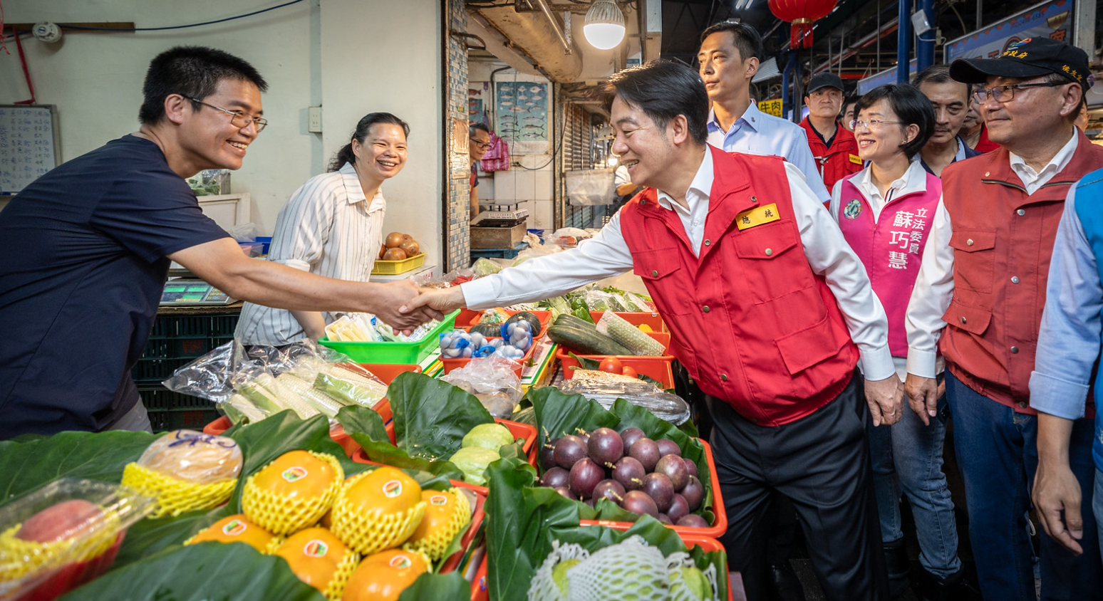 賴清德前往視察山陀兒颱風重災區新北市萬里區員潭溪、金山商圈。（總統府提供）