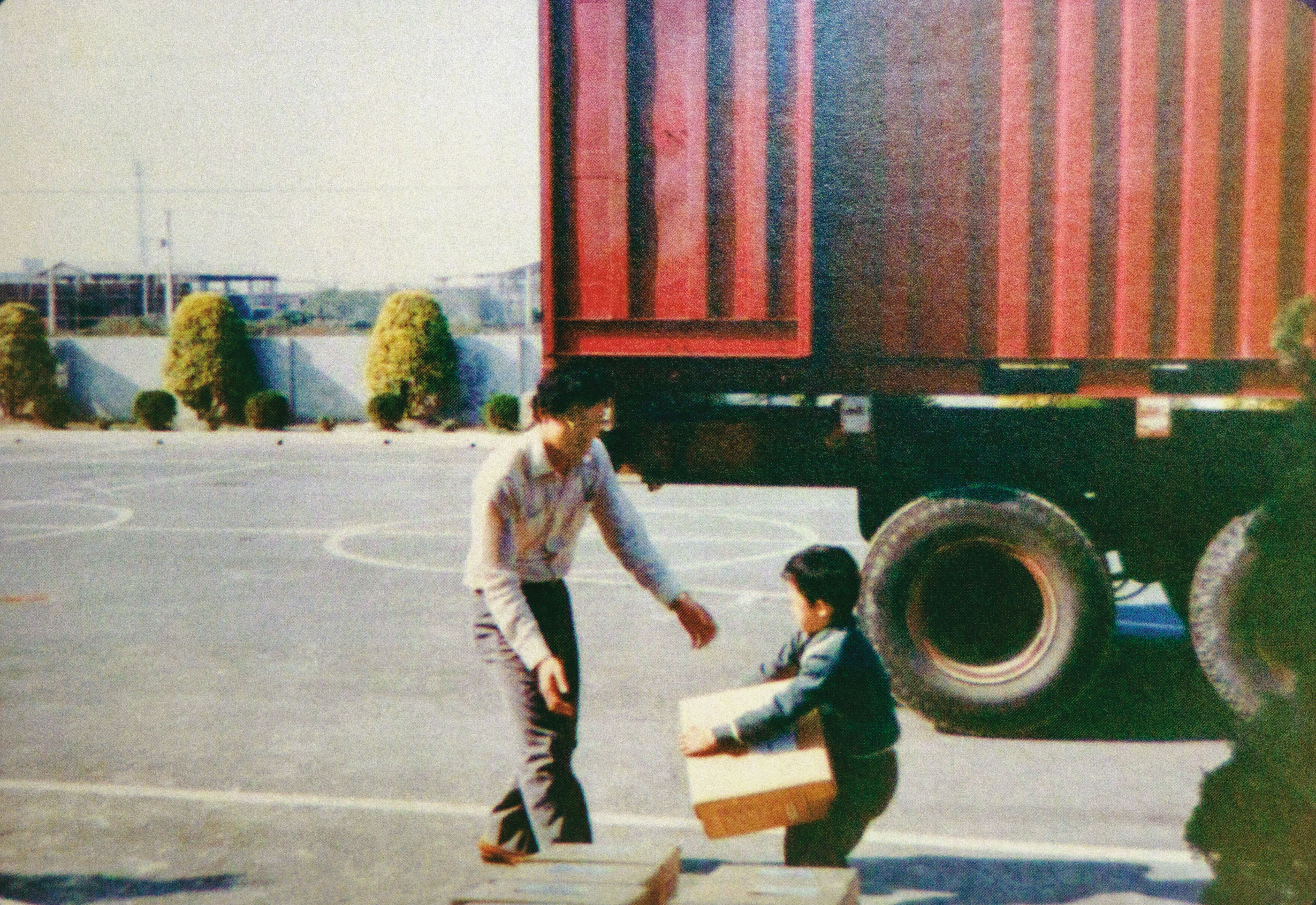 林于鈞（右）很小的時候就會幫林慶雄（左）上貨。（林于鈞提供）