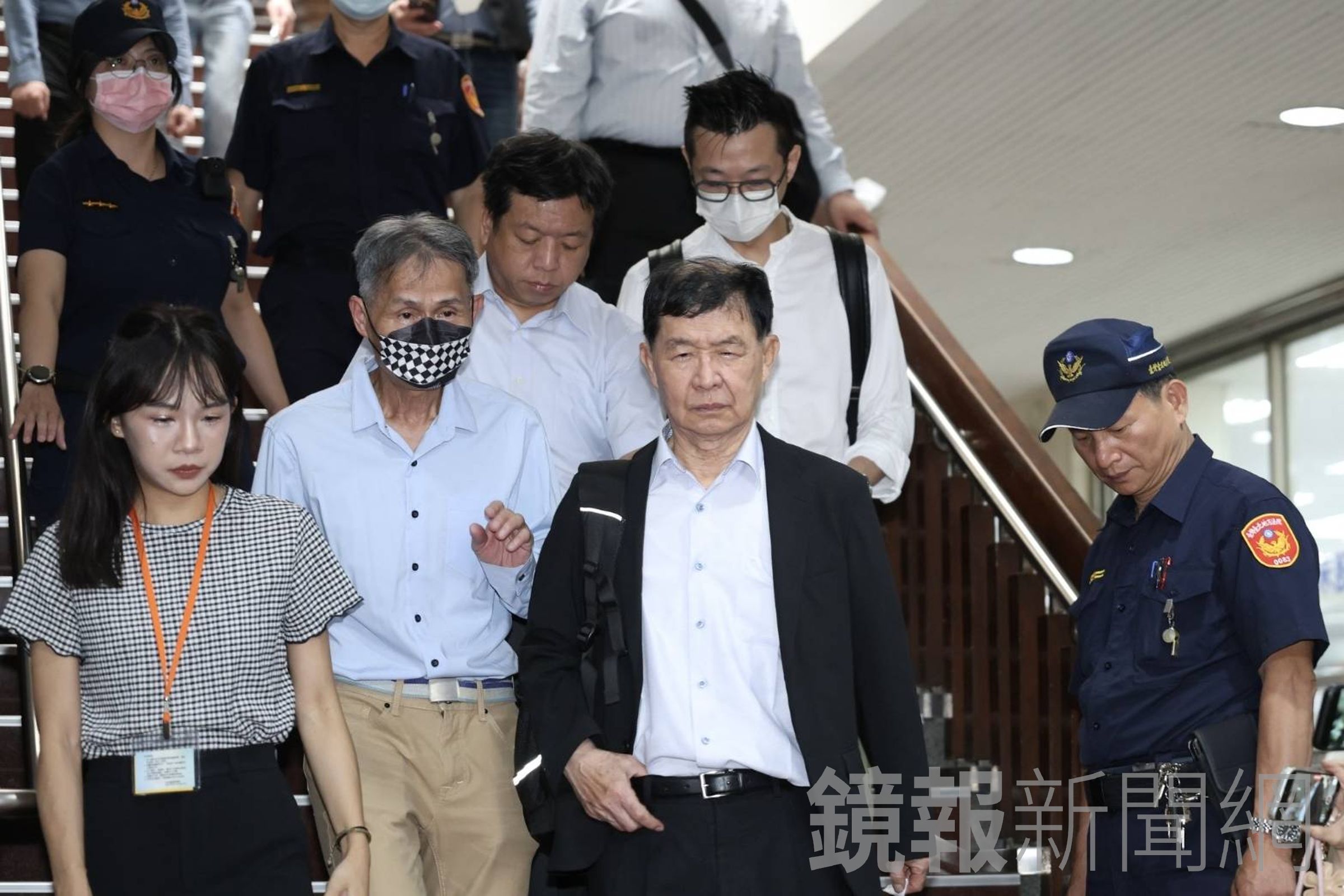 彭振聲今為勘驗偵訊光碟出庭,未料接獲妻子墜樓噩耗,當場情緒崩潰,直說自己是被冤枉的。(鏡報林煒凱攝)