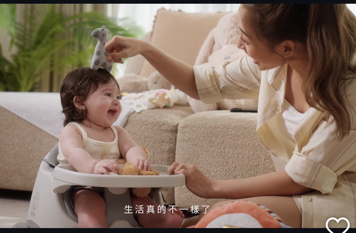 鬼鬼和混血女娃互動非常有愛。（翻攝自IG）