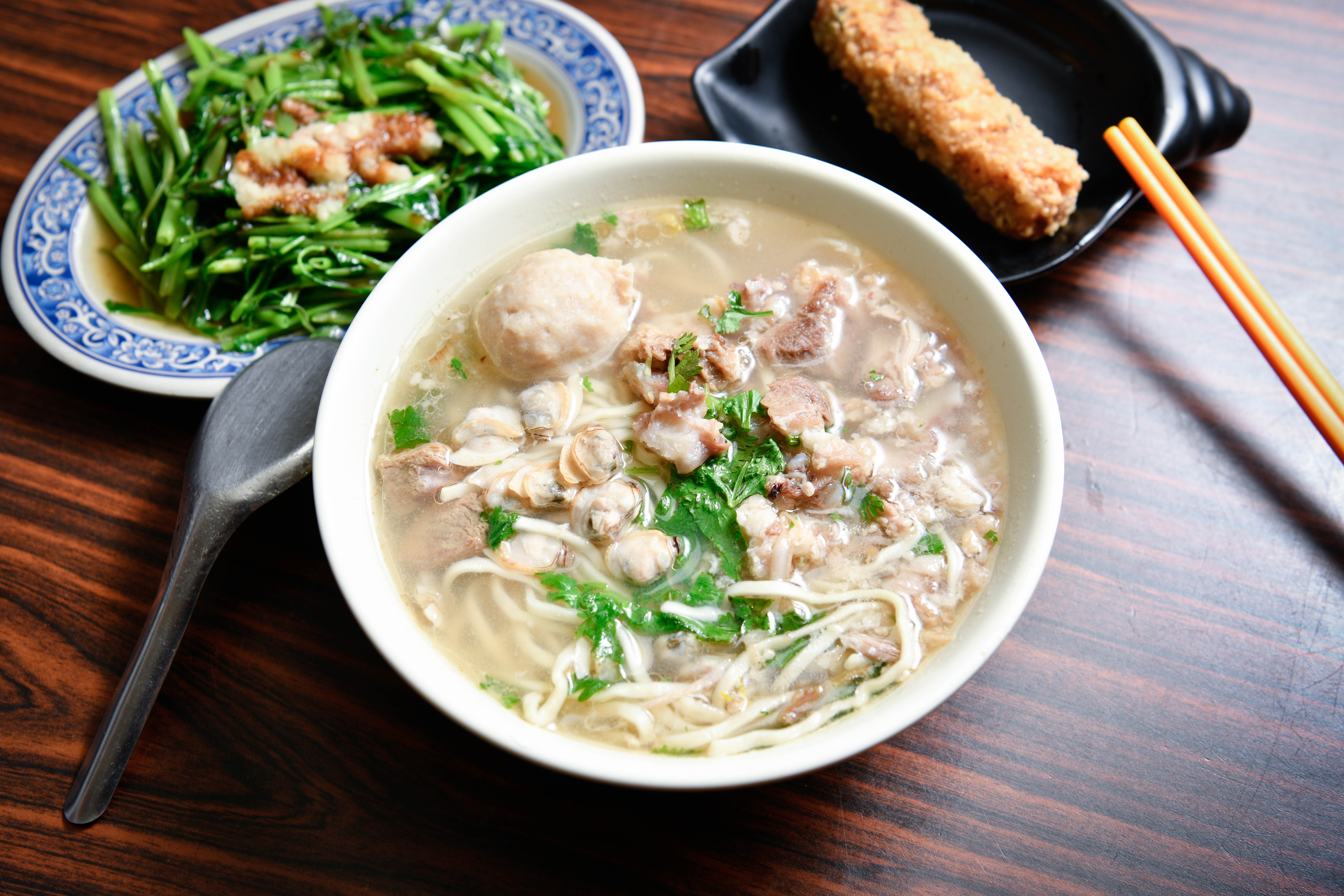 阿添蛤仔麵的香濃湯頭，令許多饕客欲罷不能。