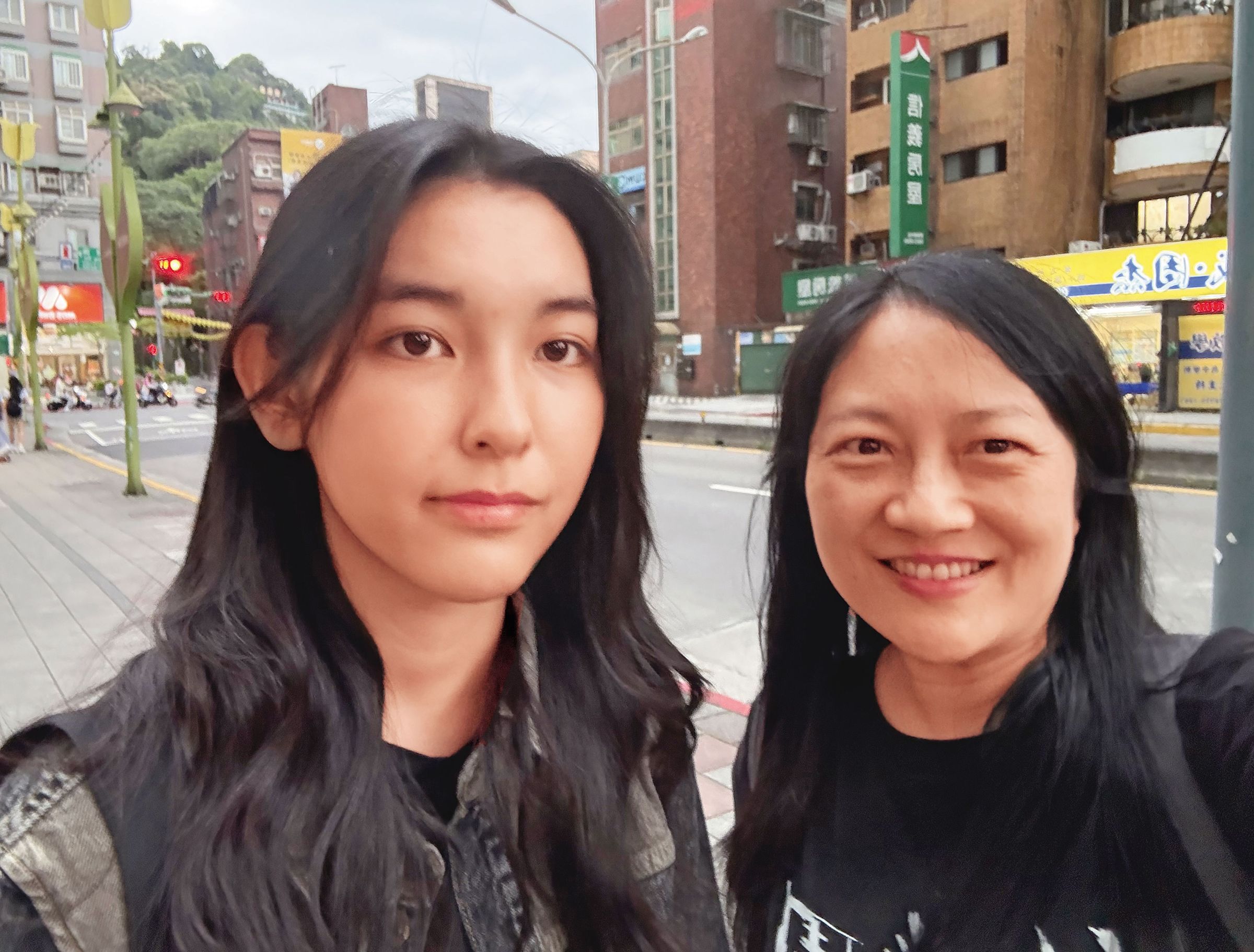 蔡銀娟與女兒的合影。（蔡銀娟提供）