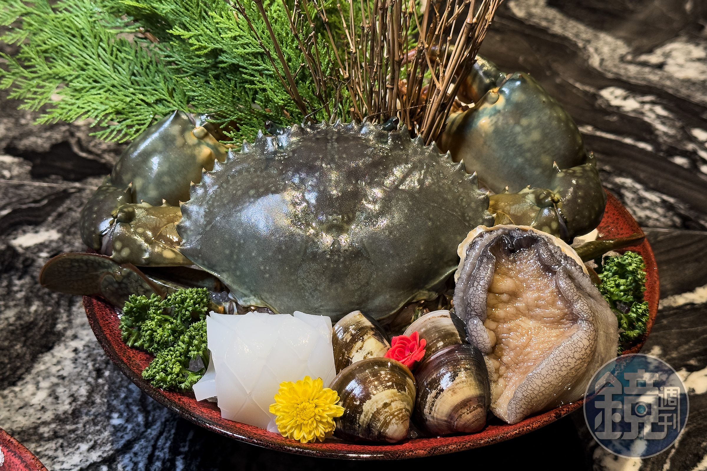 「山海雙人海陸套餐」的主角也能換成沙公或季節秋蟹。（6,880元／組）