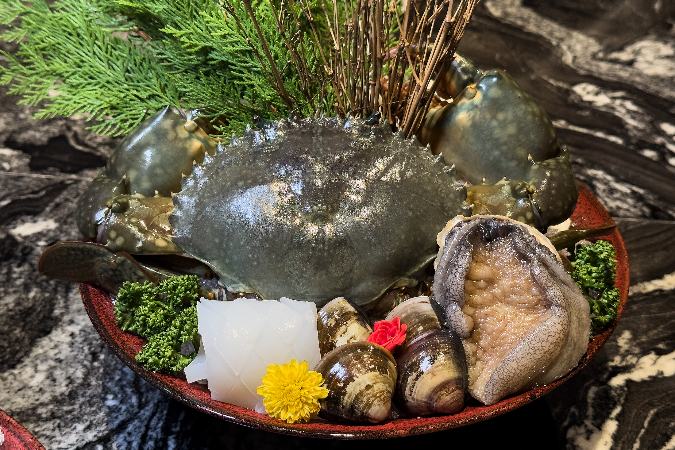「山海雙人海陸套餐」的主角也能換成沙公或季節秋蟹。（6,880元／組）
