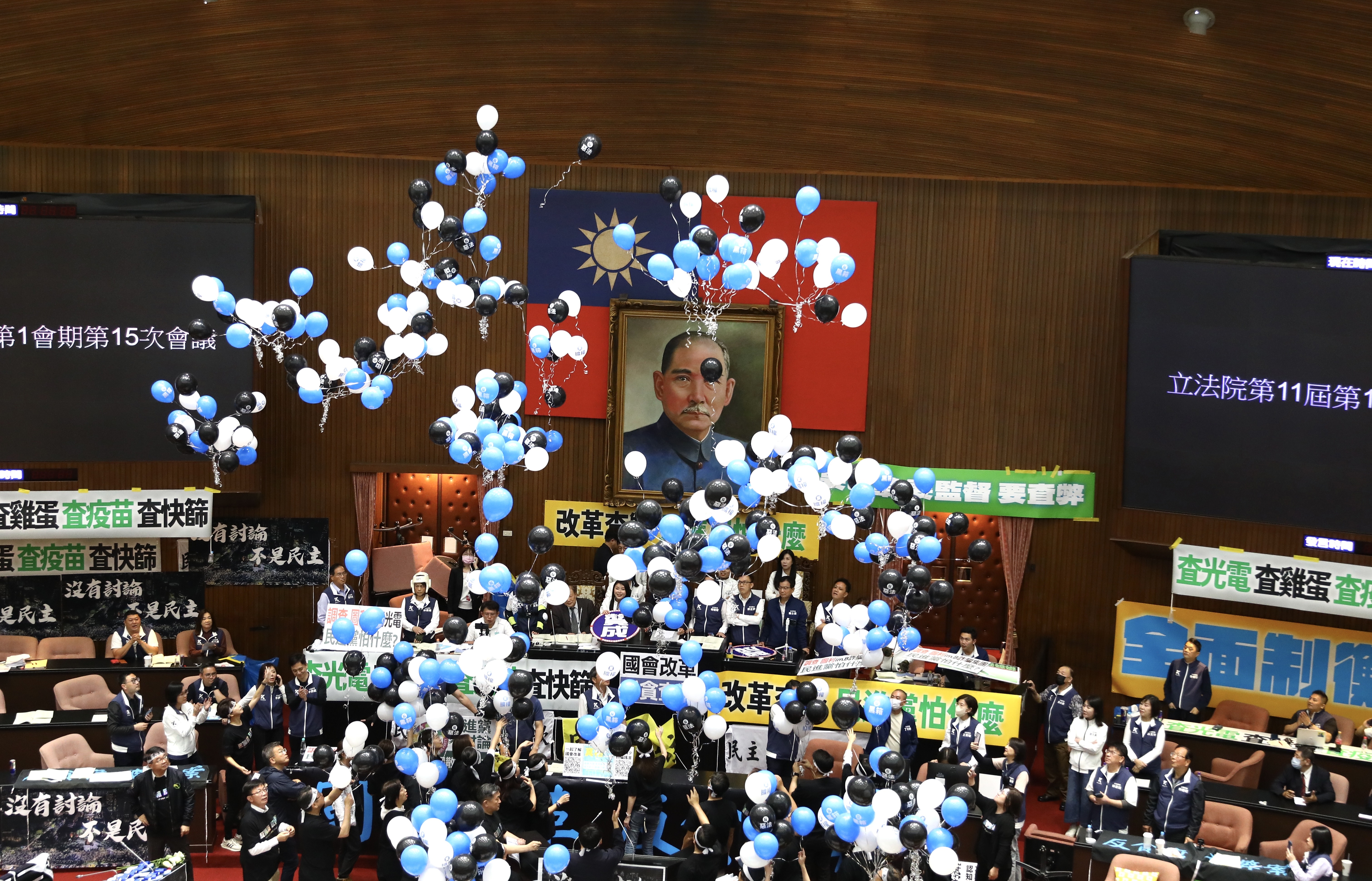 綠委晚間再度出招，拿「藍白黑」氣球入場。