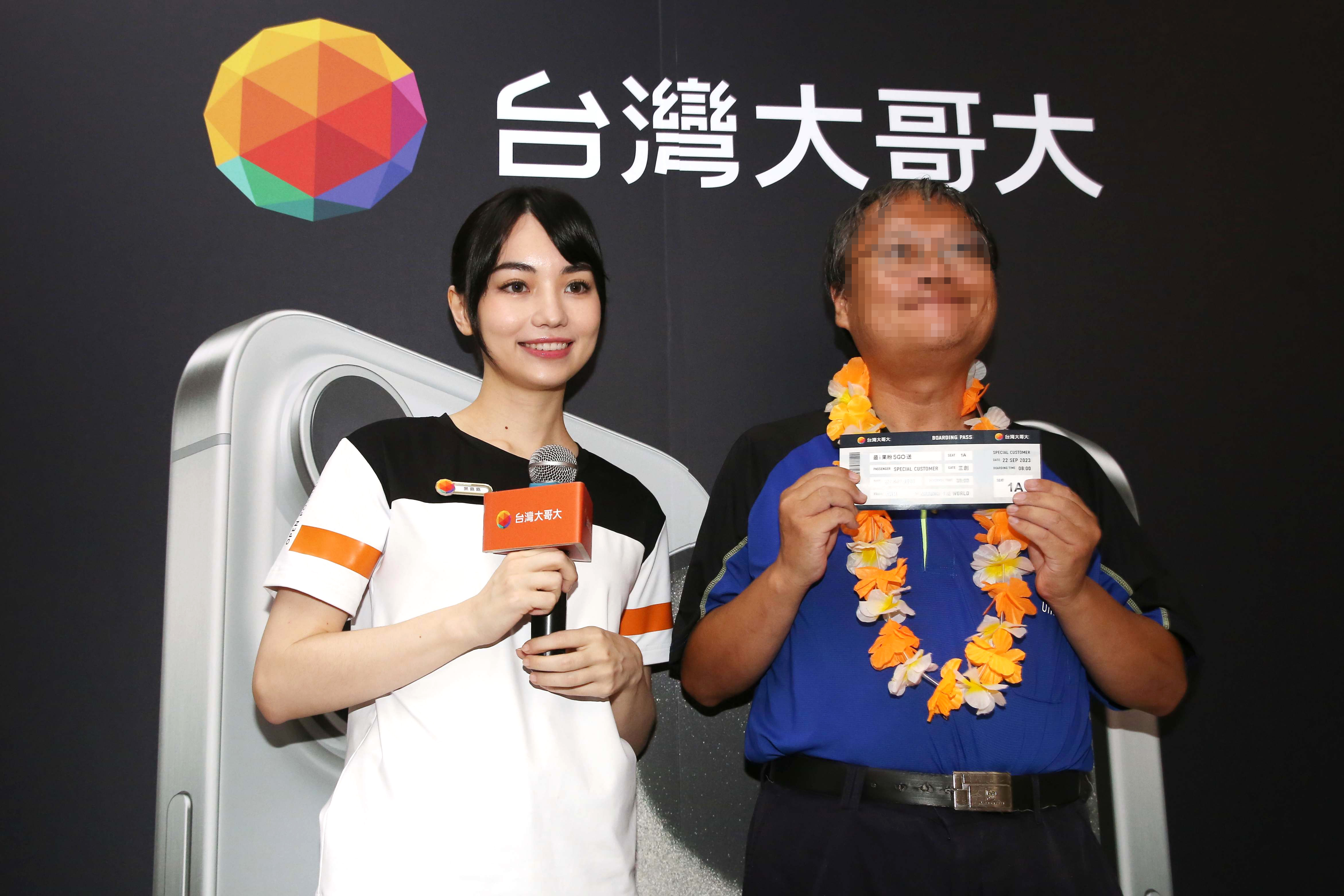 2023年iPhone 15開賣首日，為見黑嘉嘉夜排22小時的「頭號鐵粉」許姓男子（右），開心與女神合照。沒想到當年熱血的阿北，日後竟成了持刀攻擊啦啦隊女孩的嫌犯。（本刊資料照）