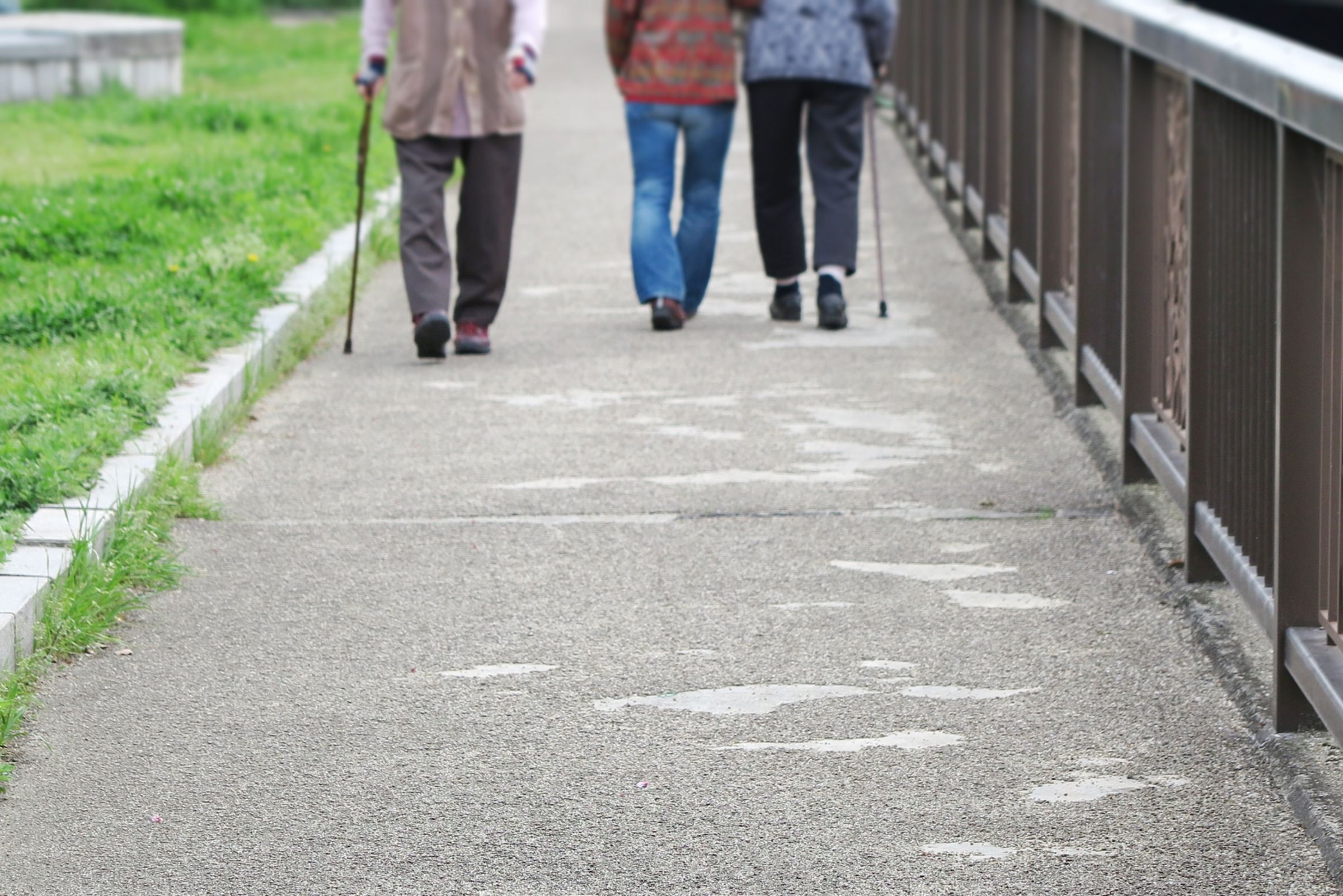 一名62歲婦人每天到公園走1萬步，但數月下來，體重變化不大，反而出現膝蓋痛、爬樓梯無力等症狀。（翻攝自photo-ac）