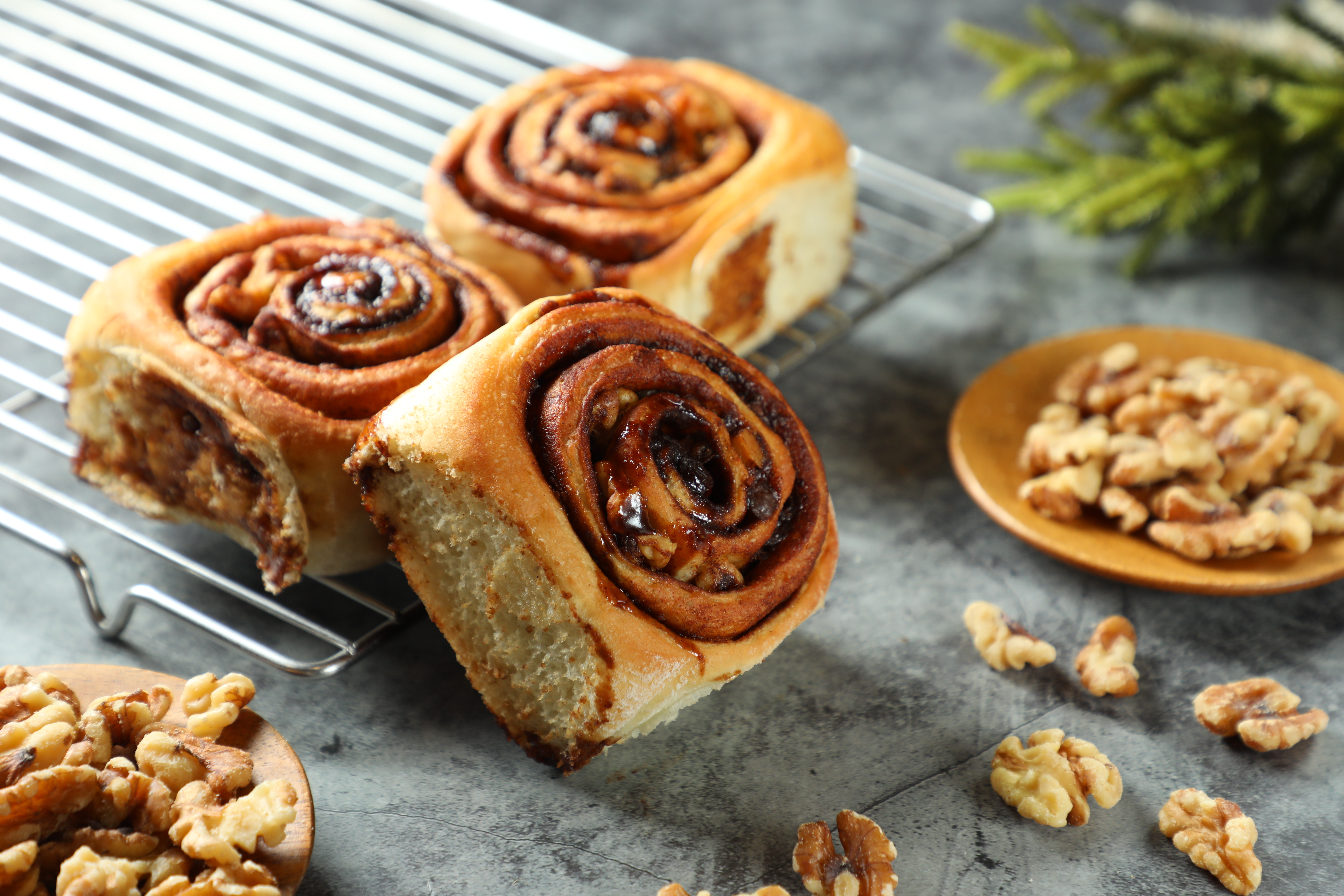 「法式核桃」使用無調味核桃，烘烤過後酥脆的核桃夾在麵包體中，增添了口感。（100元／個）