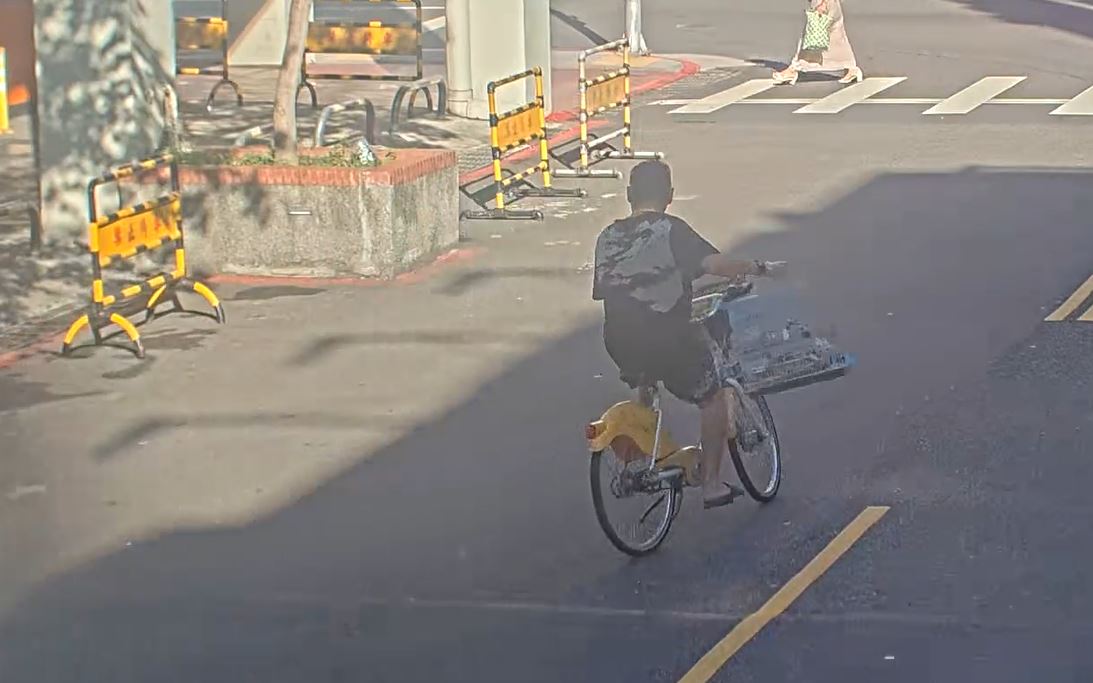 1名男性飼主提著鳥籠騎YouBike至電影主題公園內遺棄。（北市動保處提供）