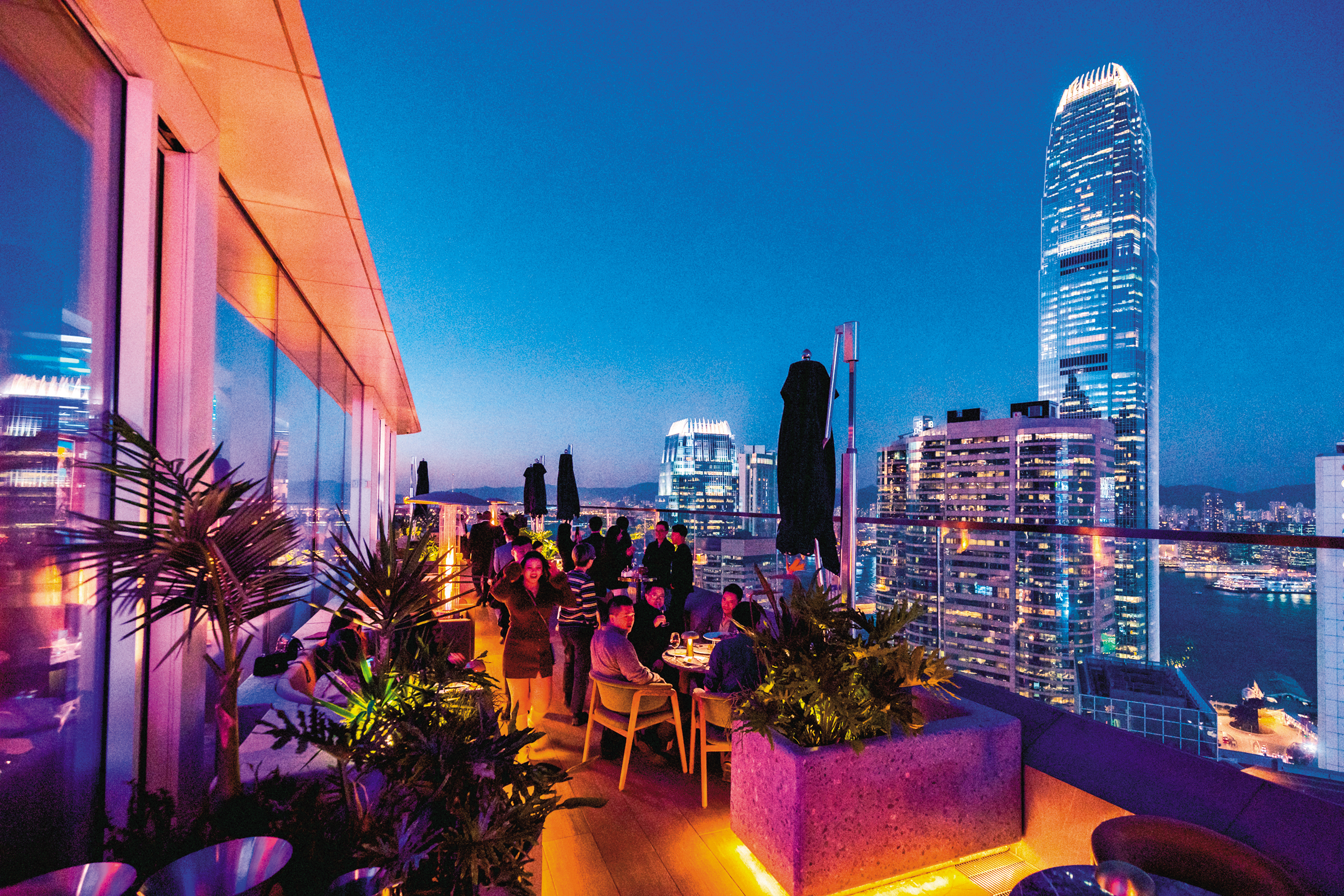 「Cardinal Point」是中環置地廣場告羅士打大廈頂樓新開的天台酒吧，能近距離收納中環美景。