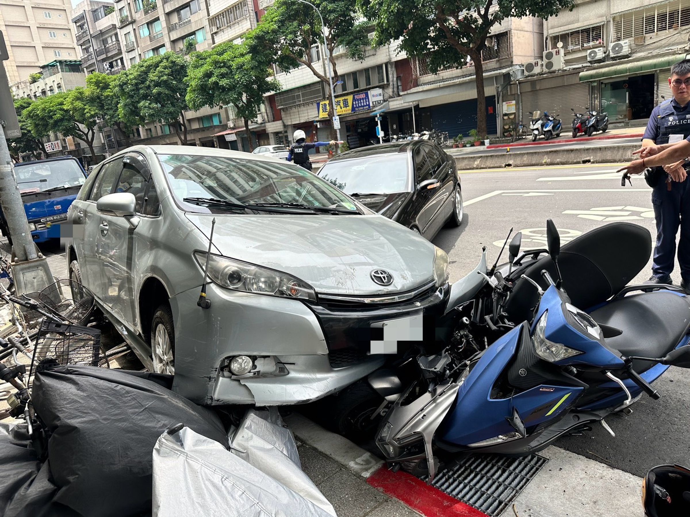 路邊停車的轎車被波及,又推撞前方機車,毀損嚴重。翻攝畫面