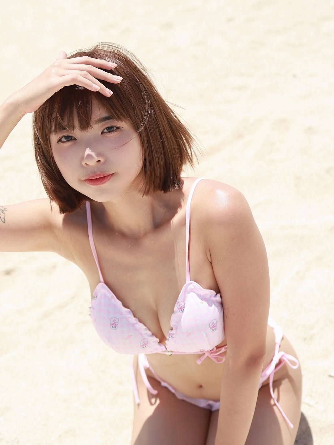 「一隻阿圓」王莉茵大方曬出在日本沖繩拍的火辣比基尼美照。（翻攝自nanaciaociao IG）