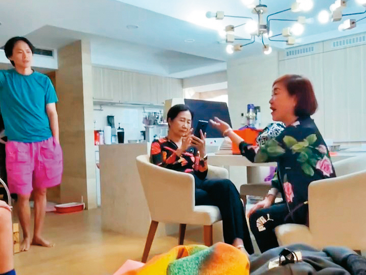 張秀琬（中）擅闖安晨妤家中時，在安家聚會的藝人黃鐙輝（左）也在現場目睹一切。