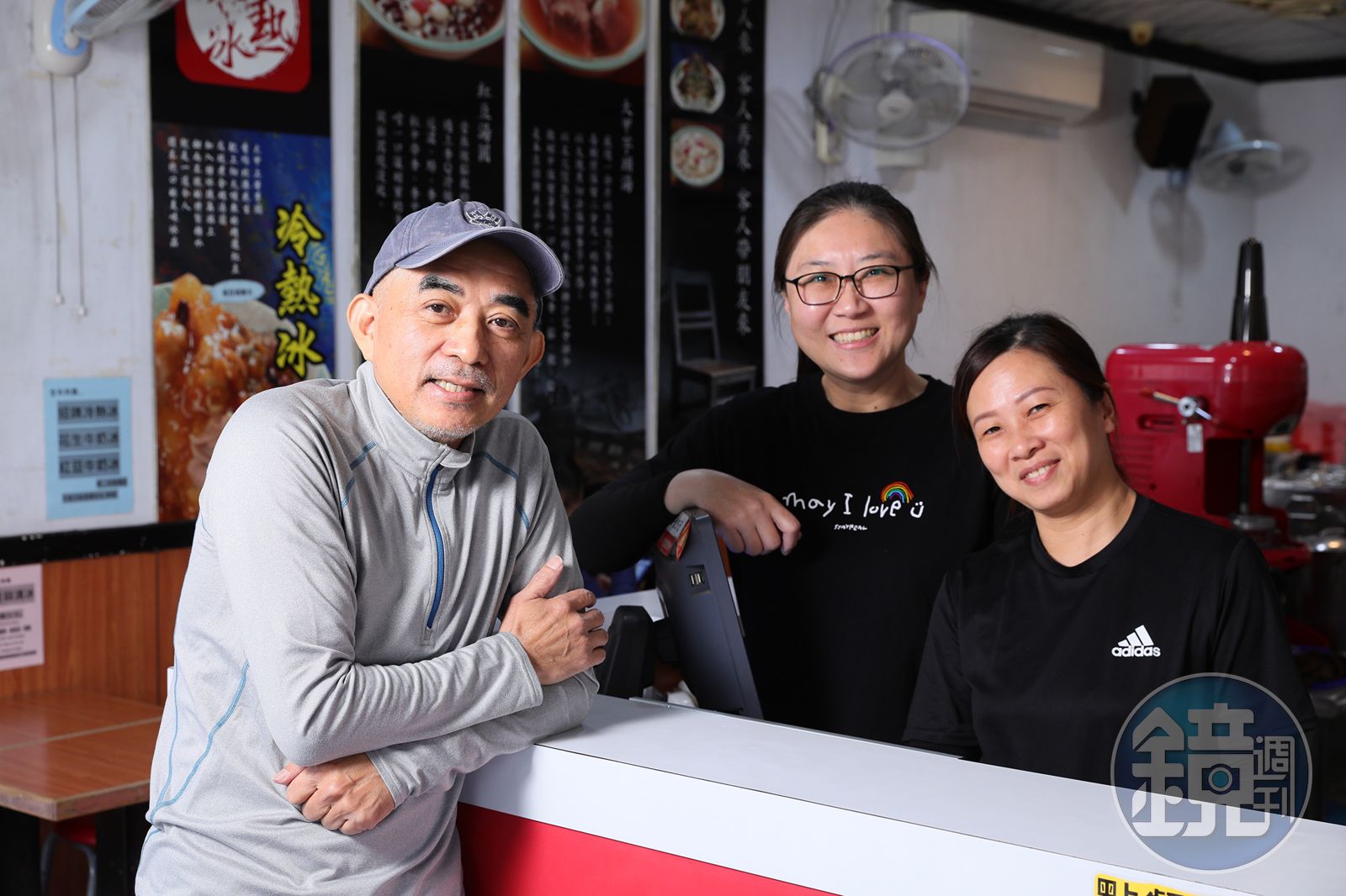 「皇統冷熱冰」的劉老闆(左)以前從事速食業,員工皆是以前在肯德基工作的舊識。
