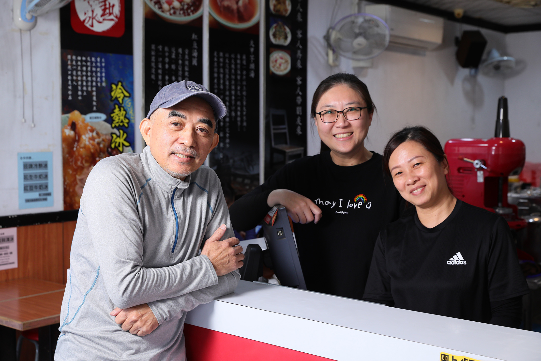 「皇統冷熱冰」的劉老闆（左）以前從事速食業，員工皆是以前在肯德基工作的舊識。