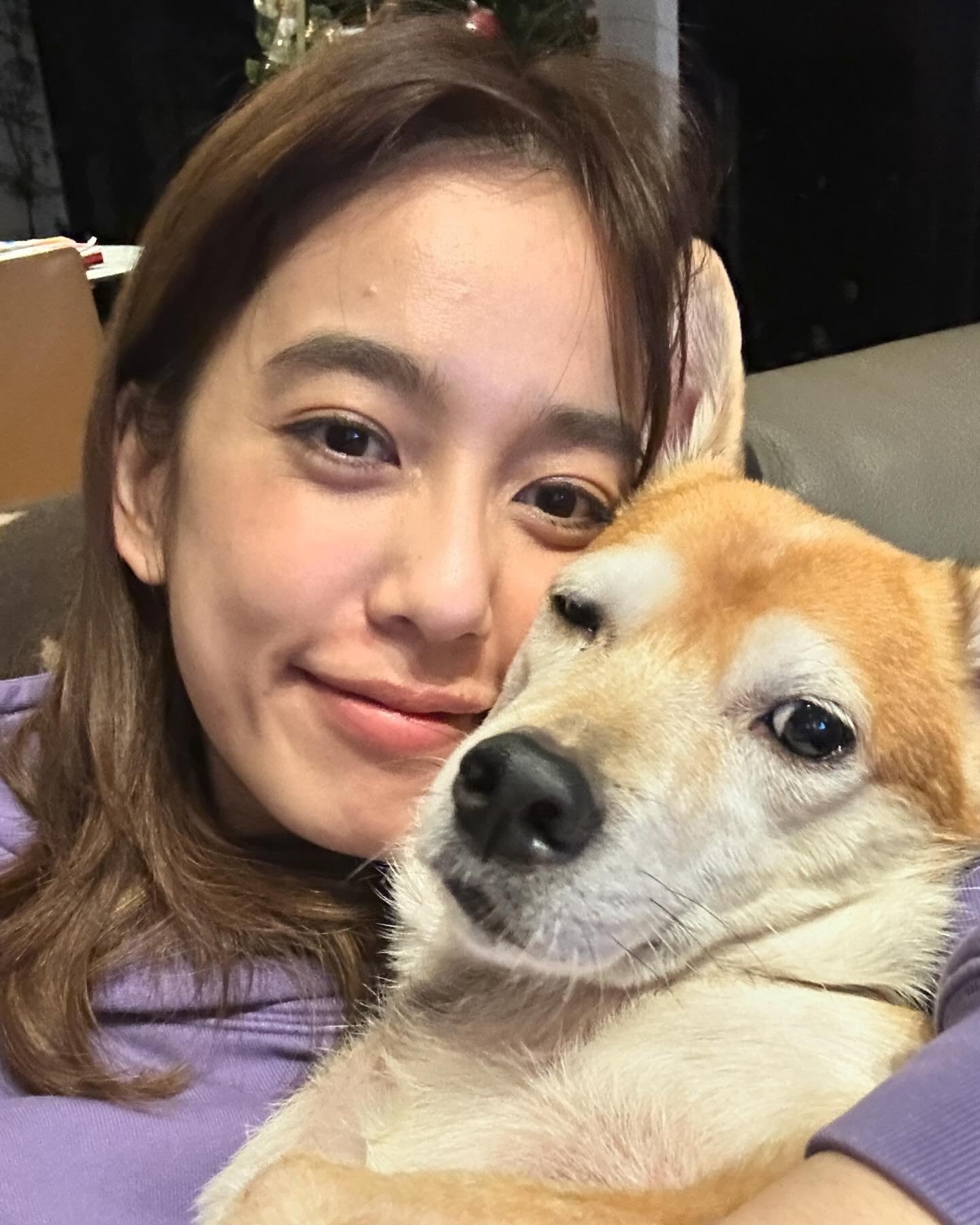 陳庭妮在收容所拍戲時見到當時才一個月大的米克斯犬Chelsea，之後決定認養。（陳庭妮臉書）