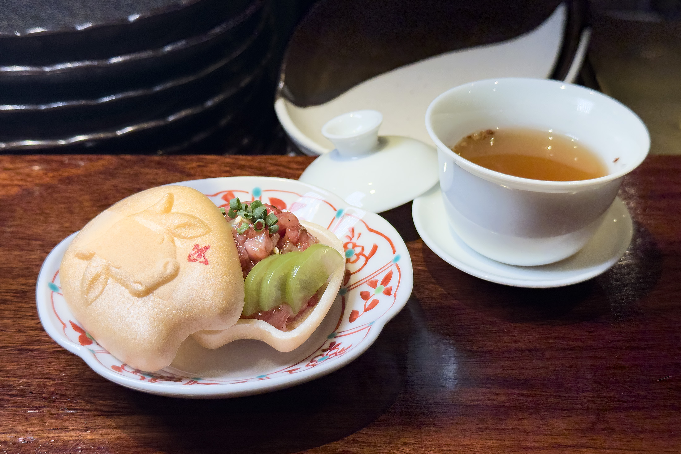 前菜「最中餅生牛肉」以清爽口感開場，為重頭戲和牛料理鋪陳序曲。
