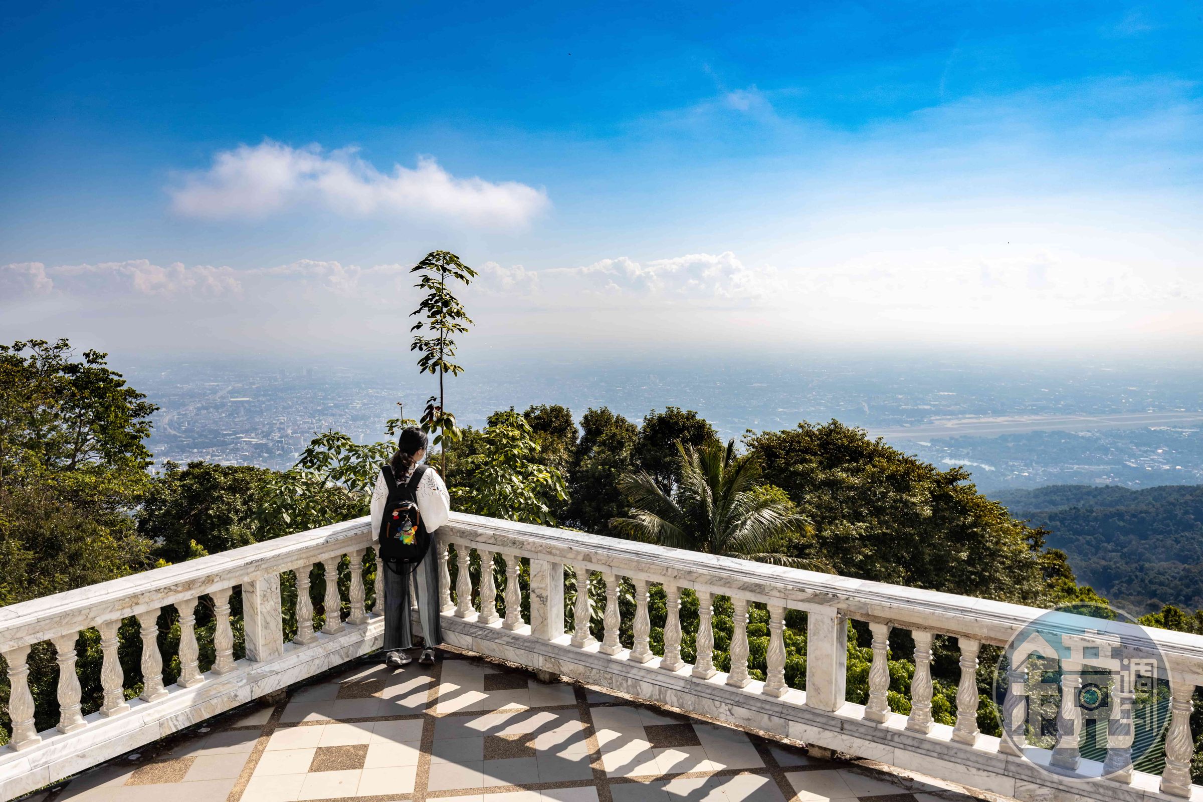 「雙龍寺」的景觀台可以眺望清邁市景，當日雖然霧濛卻不減高空視角之美。